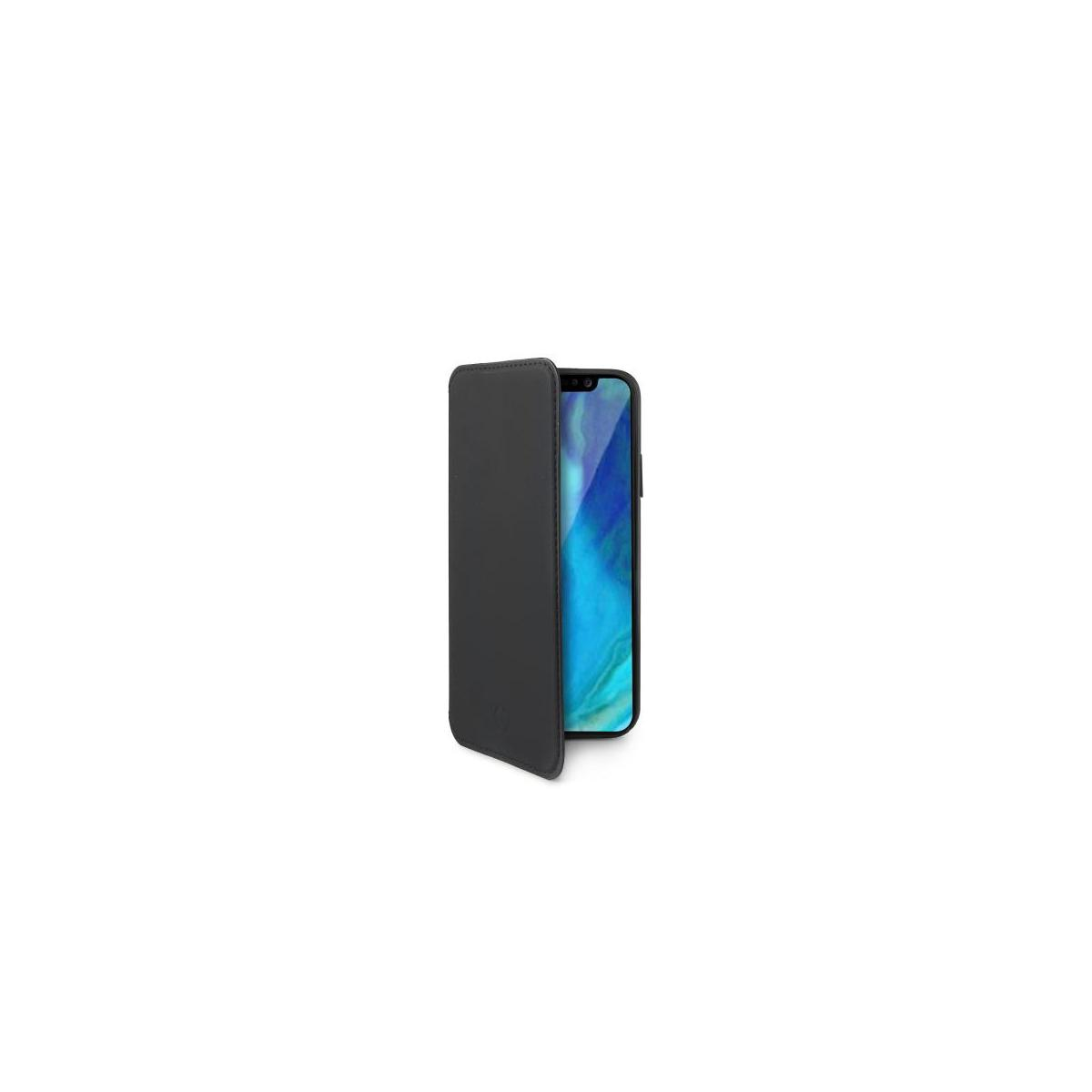 Una custodia nera per telefono è aperta, che rivela uno smartphone con schermo blu e bianco, su sfondo bianco.