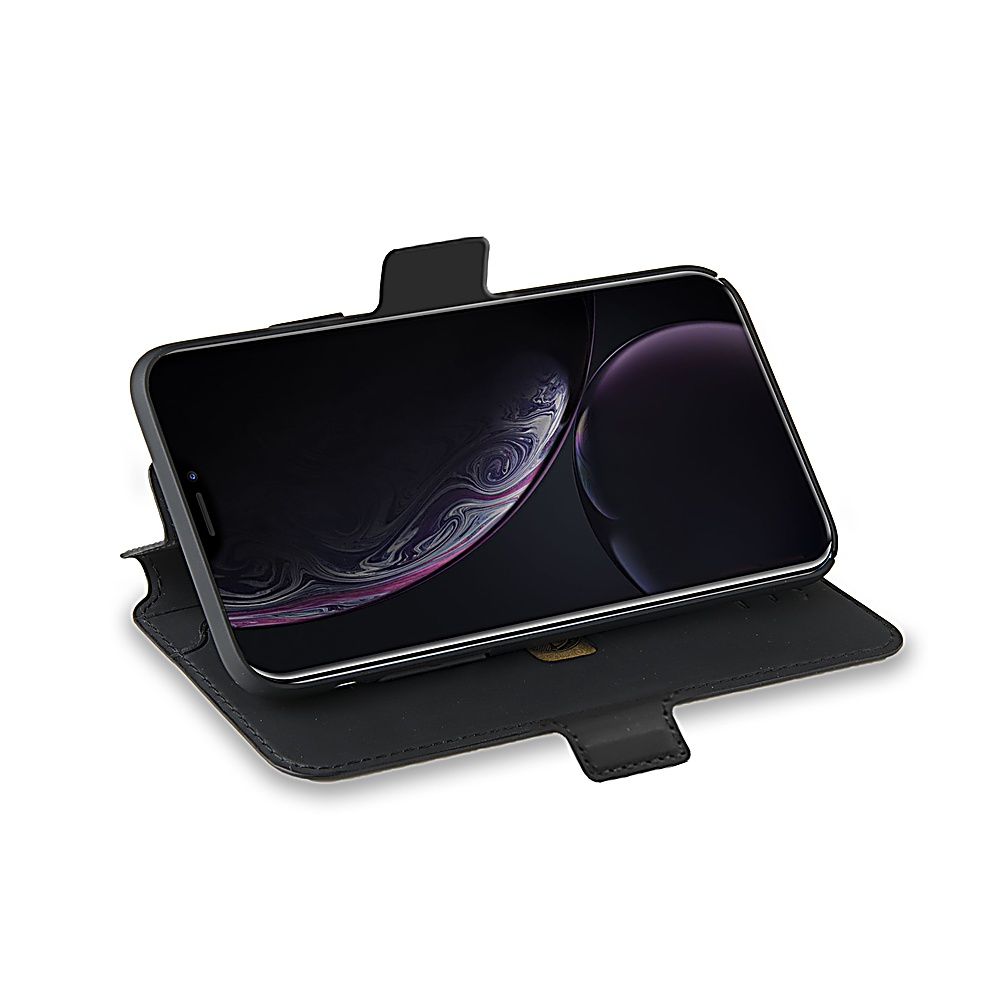 Un iPhone XR in una custodia a portafoglio nera è visualizzato. Lo schermo mostra uno sfondo scuro con motivi astratti.