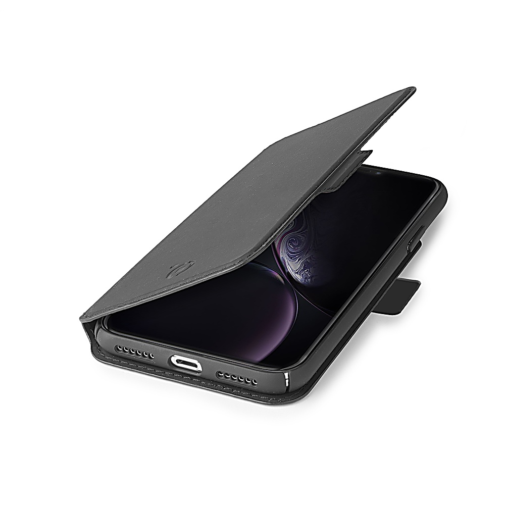 Uno smartphone nero in una custodia a libro, parzialmente aperto. Lo schermo è visibile, con sfondo bianco.