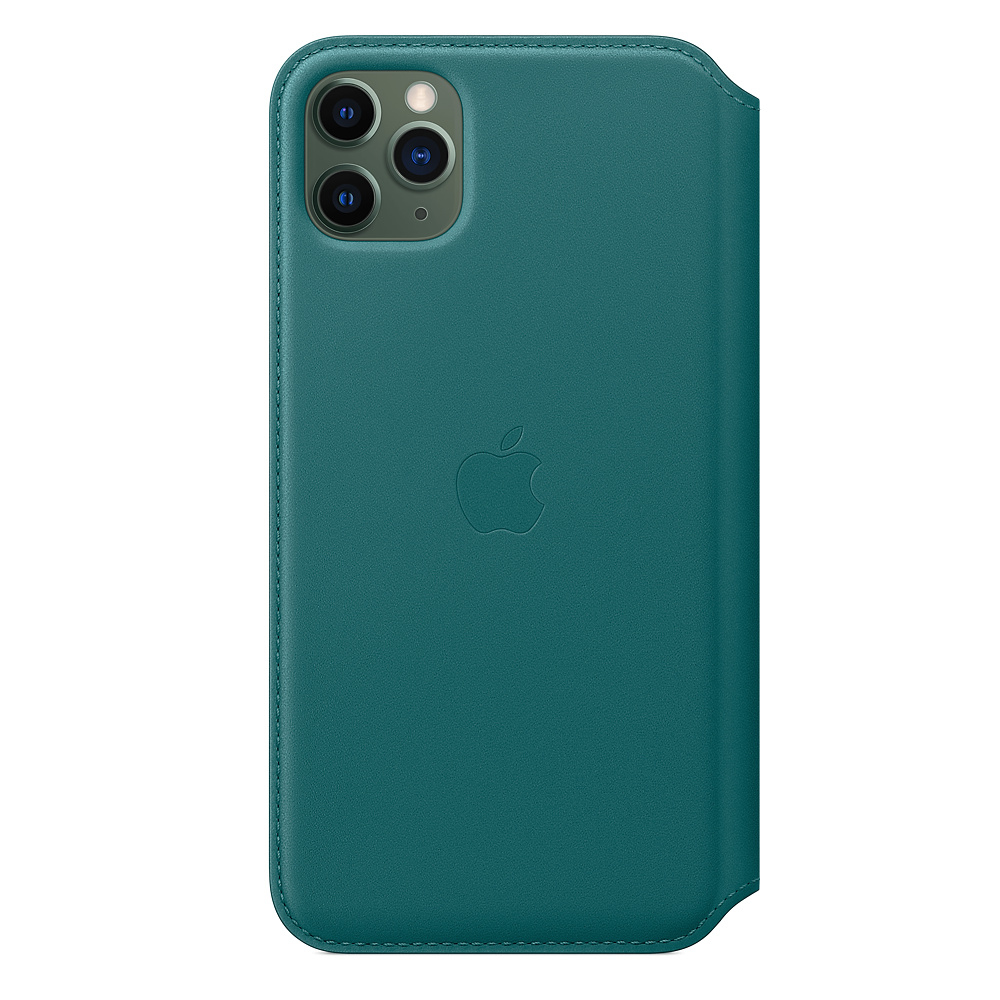 Eine teal-farbene Leder-iPhone-Hülle mit dem Apple-Logo auf der Rückseite. Sie hat einen Kameraausschnitt und bedeckt den Bildschirm.