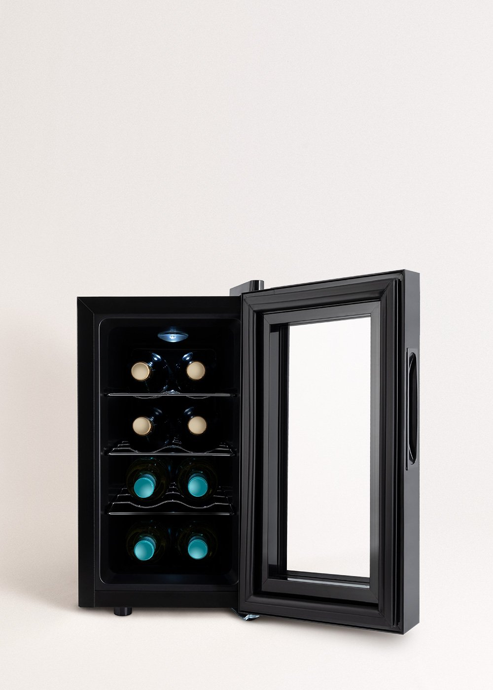 Una vinoteca negra con la puerta abierta, revelando botellas de vino. El fondo es blanco.