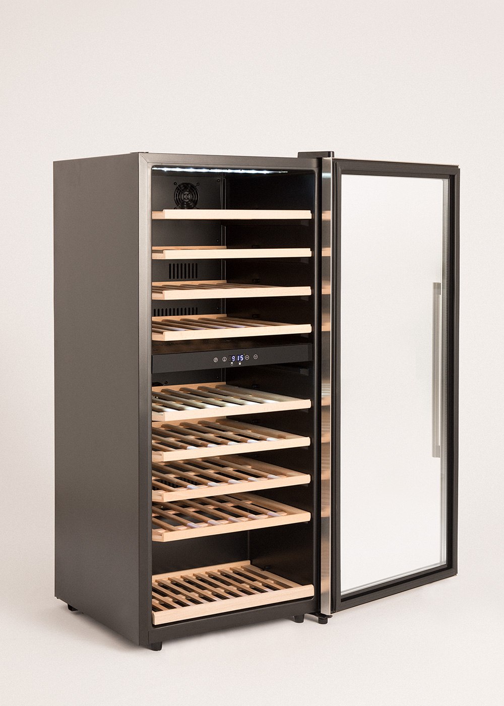 Una vinoteca con la puerta abierta, que muestra estantes de madera y una pantalla digital. Exterior gris y puerta de vidrio revelan el interior.