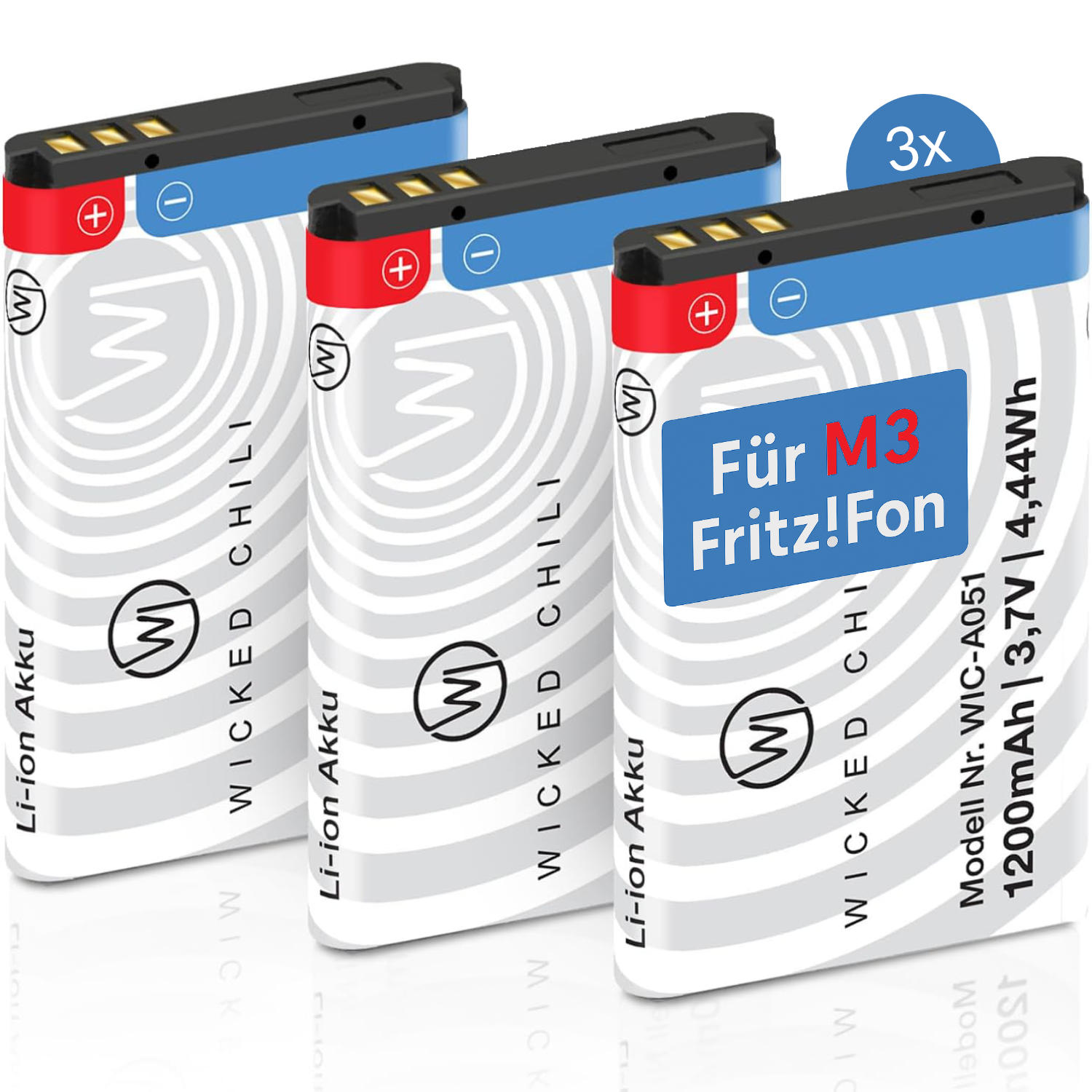 Drei weiße und blaue Batterien mit der Aufschrift 'Wicked Chili' und 'Li-ion Akku'. Eine hat einen blauen Aufkleber mit 'Für M3 Fritz!Fon'.