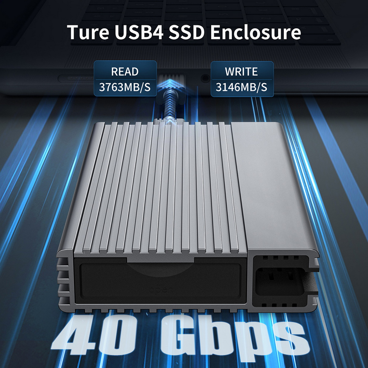Ein silbernes SSD-Gehäuse ist mit einem Laptop verbunden. Zeigt Lese-/Schreibgeschwindigkeiten und '40 Gbit/s'. Blaue Lichtstreifen im Hintergrund.