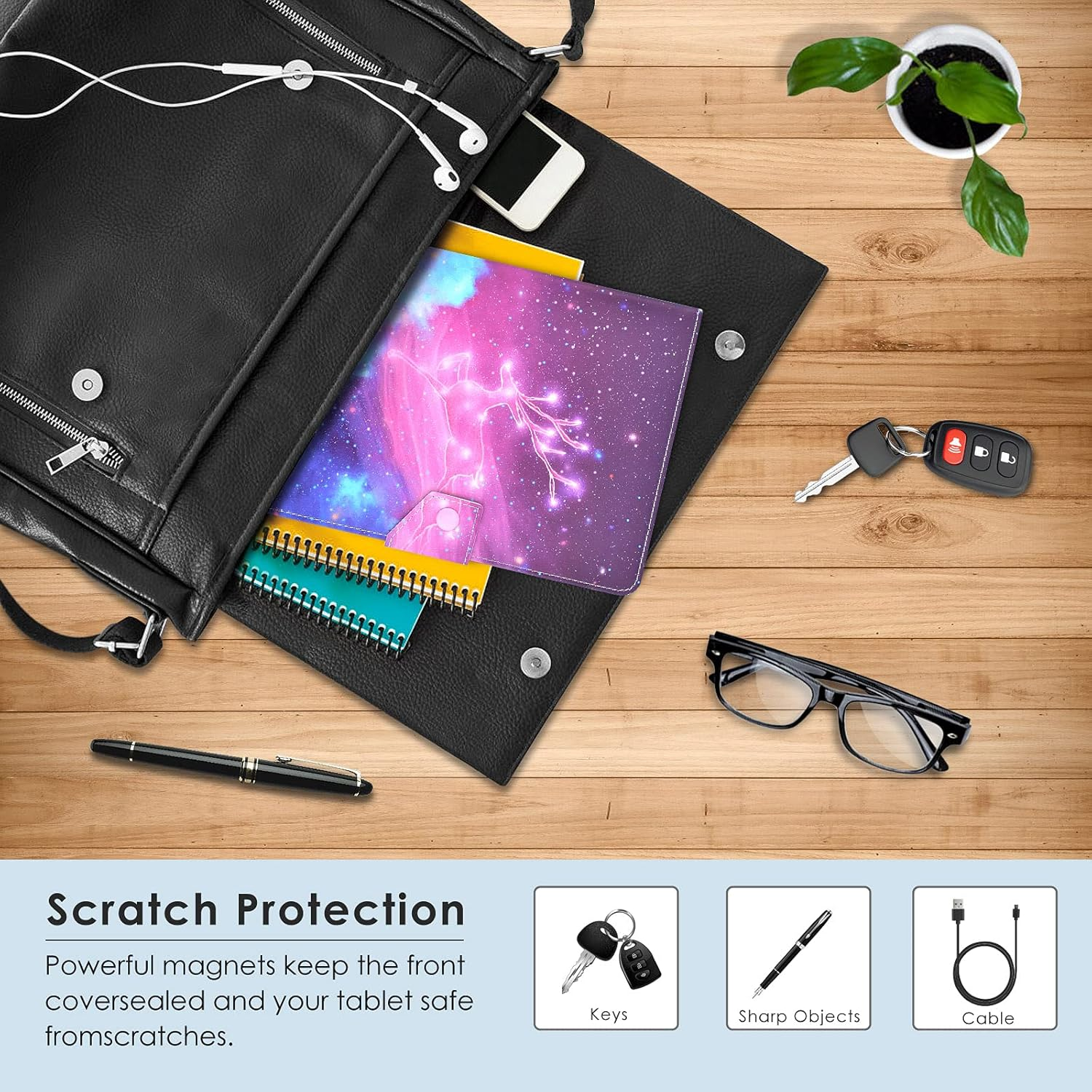 Schwarze Tasche mit Gegenständen, darunter ein Tablet, Schlüssel, Brille und Stift, auf einer Holzoberfläche. Eine kleine Pflanze ist sichtbar.