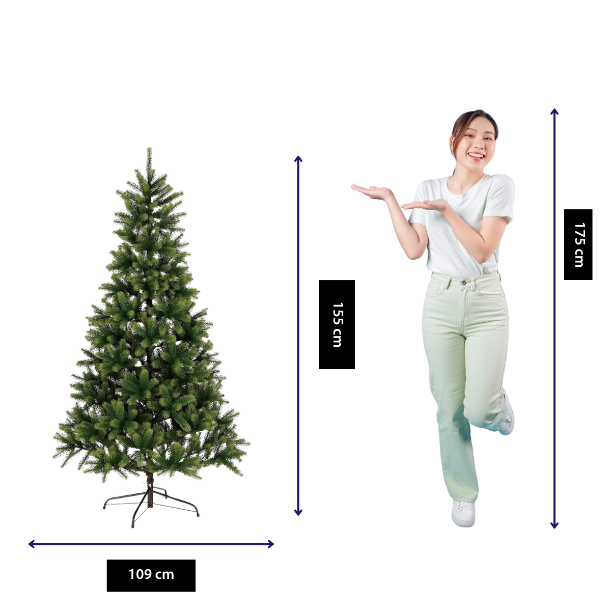Une femme se tient à côté d'un sapin de Noël vert. Les dimensions sont fournies. La femme sourit et pointe l'arbre.