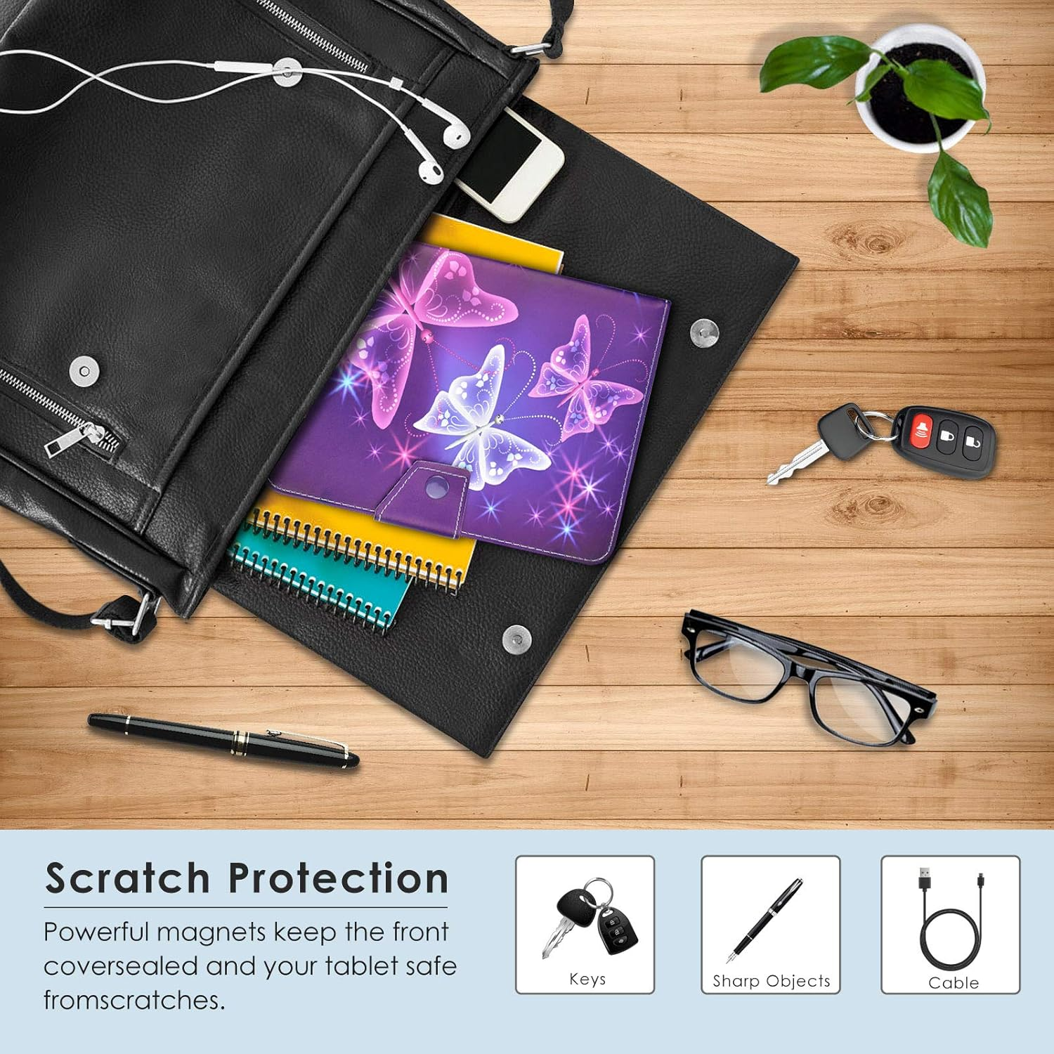 Schwarze Tasche mit Gegenständen, darunter eine Tablettasche mit Schmetterlingen, Telefon, Stift, Schlüssel, Brille und eine kleine Pflanze.