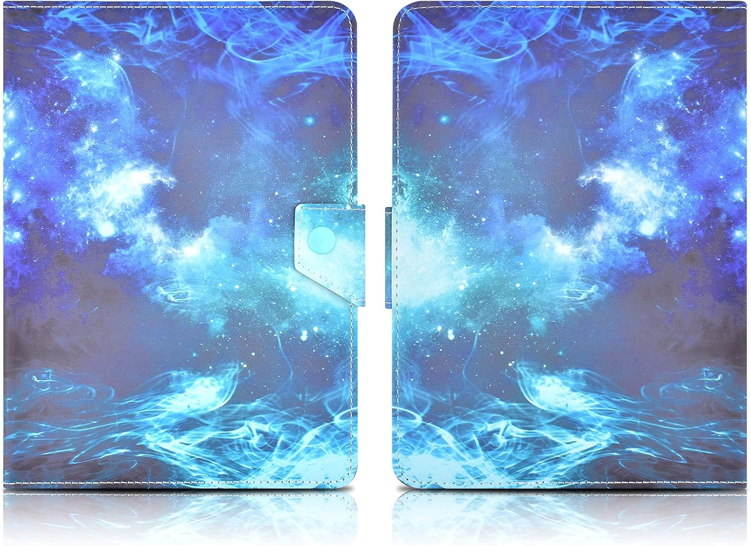 Eine offene Tablet-Hülle mit einem blauen Nebeldesign. Die Hülle hat einen Magnetverschluss. Weiße Nähte umranden die Kanten.