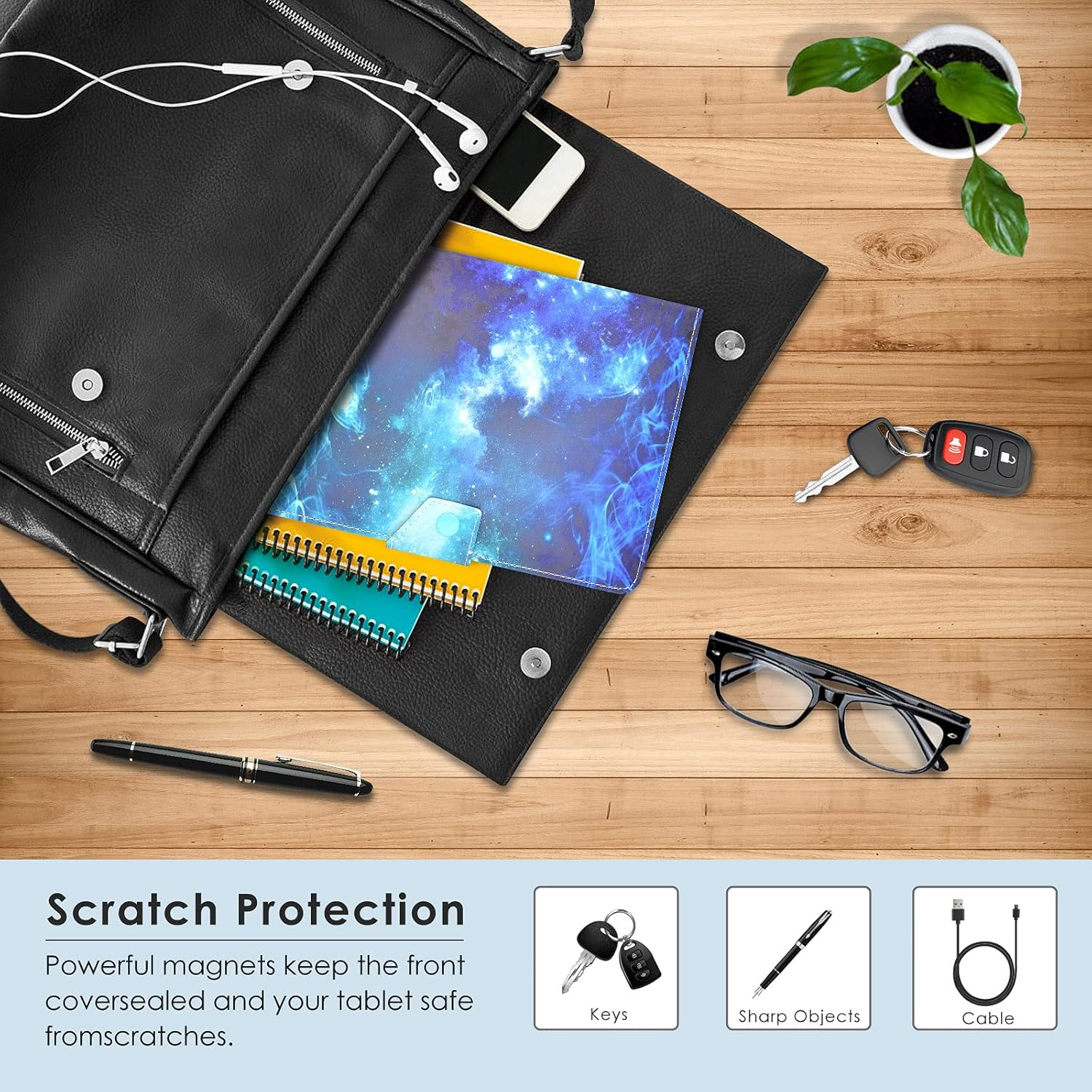 Schwarze Tasche mit offenem Deckel, enthält Notizbuch, Telefon und Stift. Schlüssel, Brille und eine Pflanze liegen auch auf der Holzoberfläche.
