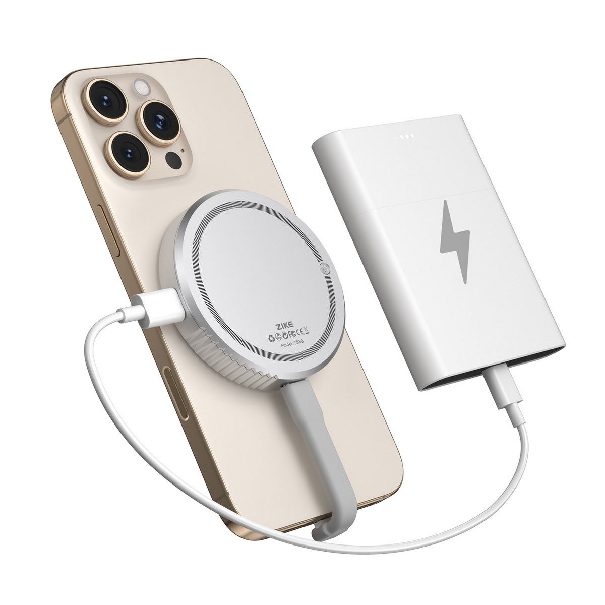 Ein iPhone mit angeschlossenem Ladegerät. Daneben befindet sich eine weiße Powerbank. Kabel verbinden die Geräte. Der Hintergrund ist weiß.