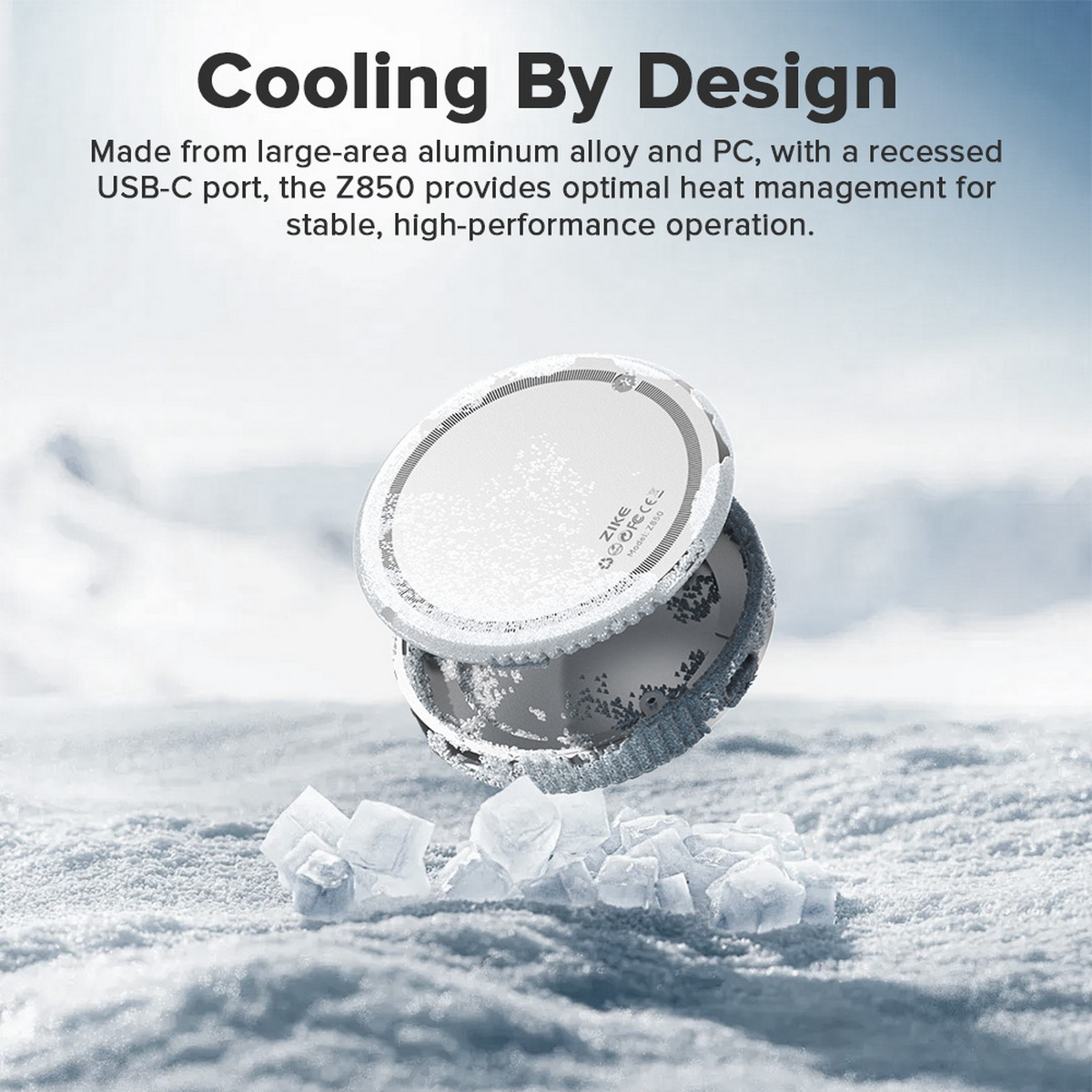 Ein weißes und graues Gerät liegt auf Schnee. Text: 'Cooling By Design'. Eiswürfel im Vordergrund, Text im Hintergrund.