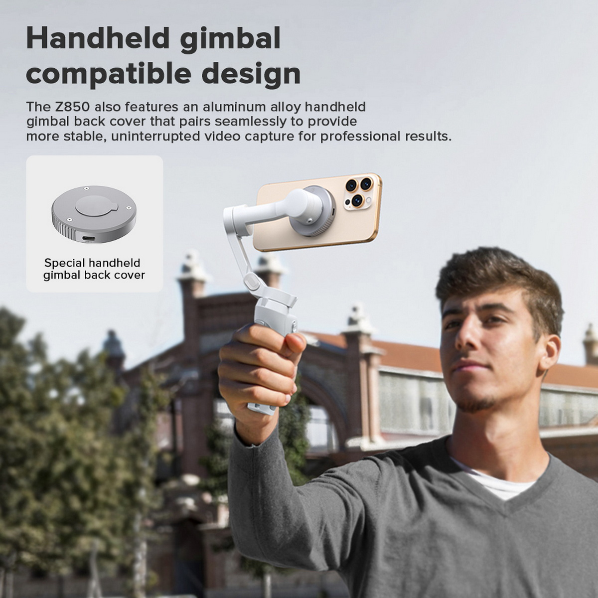Ein Mann hält einen weißen Gimbal mit einem Telefon. Eine graue hintere Abdeckung ist zu sehen. Der Hintergrund hat ein Gebäude und Bäume.