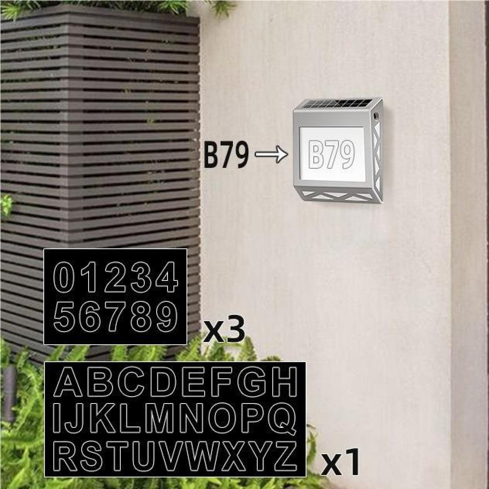 Eine Wand mit Solarlicht und Zahlen-/Buchstabenaufklebern. Schwarze Zahlen und Buchstaben, graues Licht. Holzpaneel links.