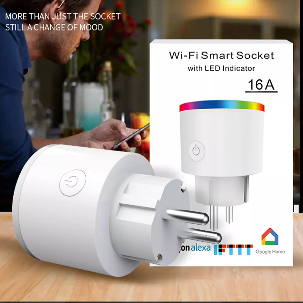 Ein weißer Smart-Stecker mit Regenbogen-LED-Anzeige. Im Hintergrund eine Person, die ein Telefon benutzt. Text: Wi-Fi Smart Socket.