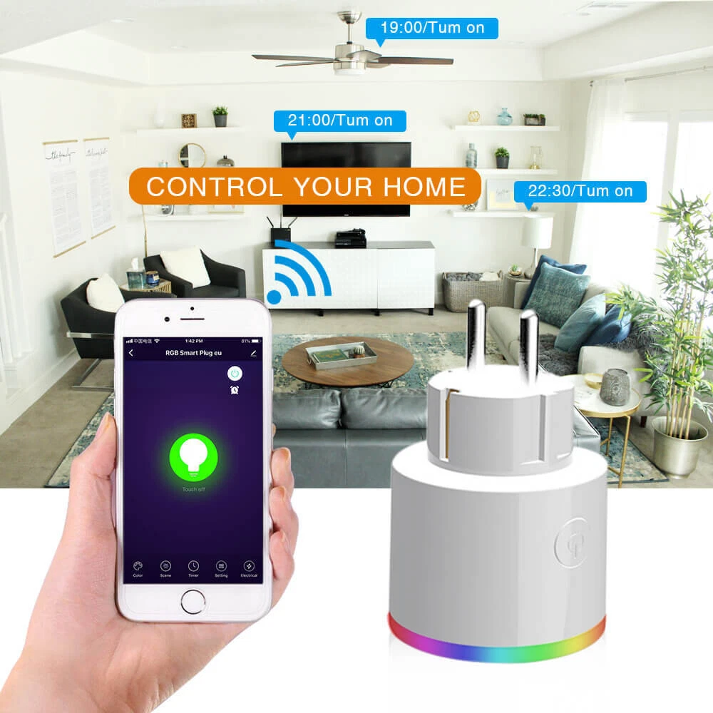 Eine Hand, die ein Telefon hält, das eine Smart-Plug-App anzeigt, die einen Stecker und ein Haus steuert. Innenszene mit Wohnzimmer.
