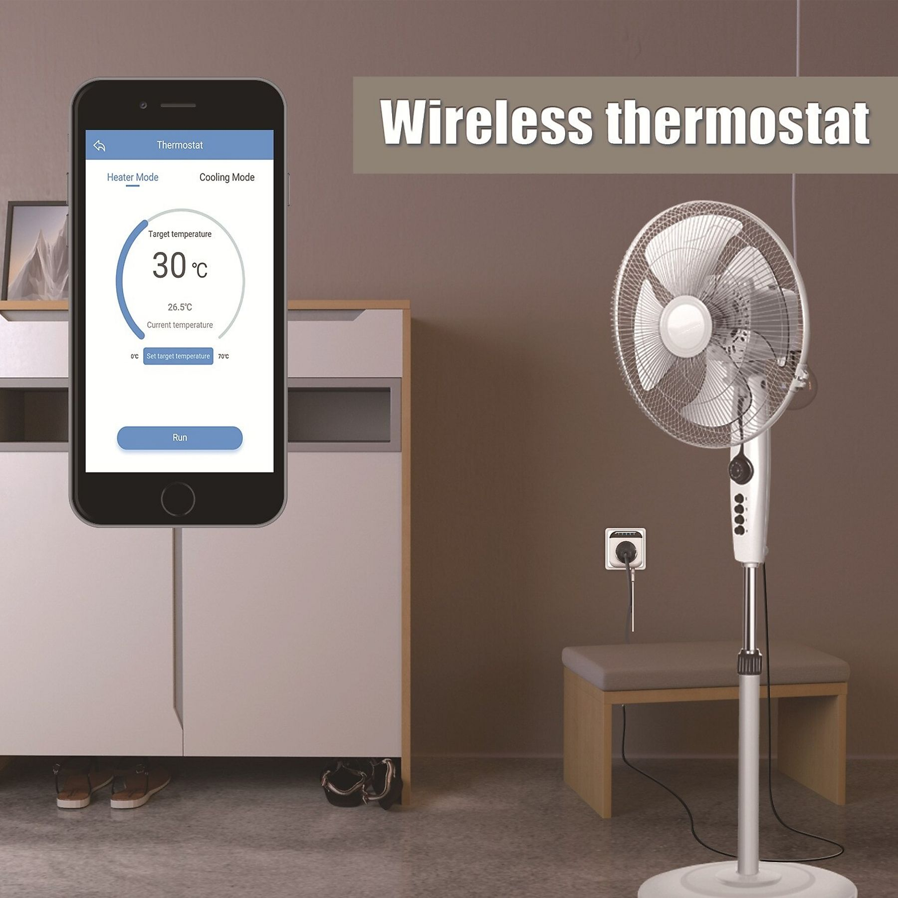 Ein Telefon zeigt eine Thermostat-App. Ein Ventilator steht neben einer Bank. Schuhe liegen unter einem Schrank.