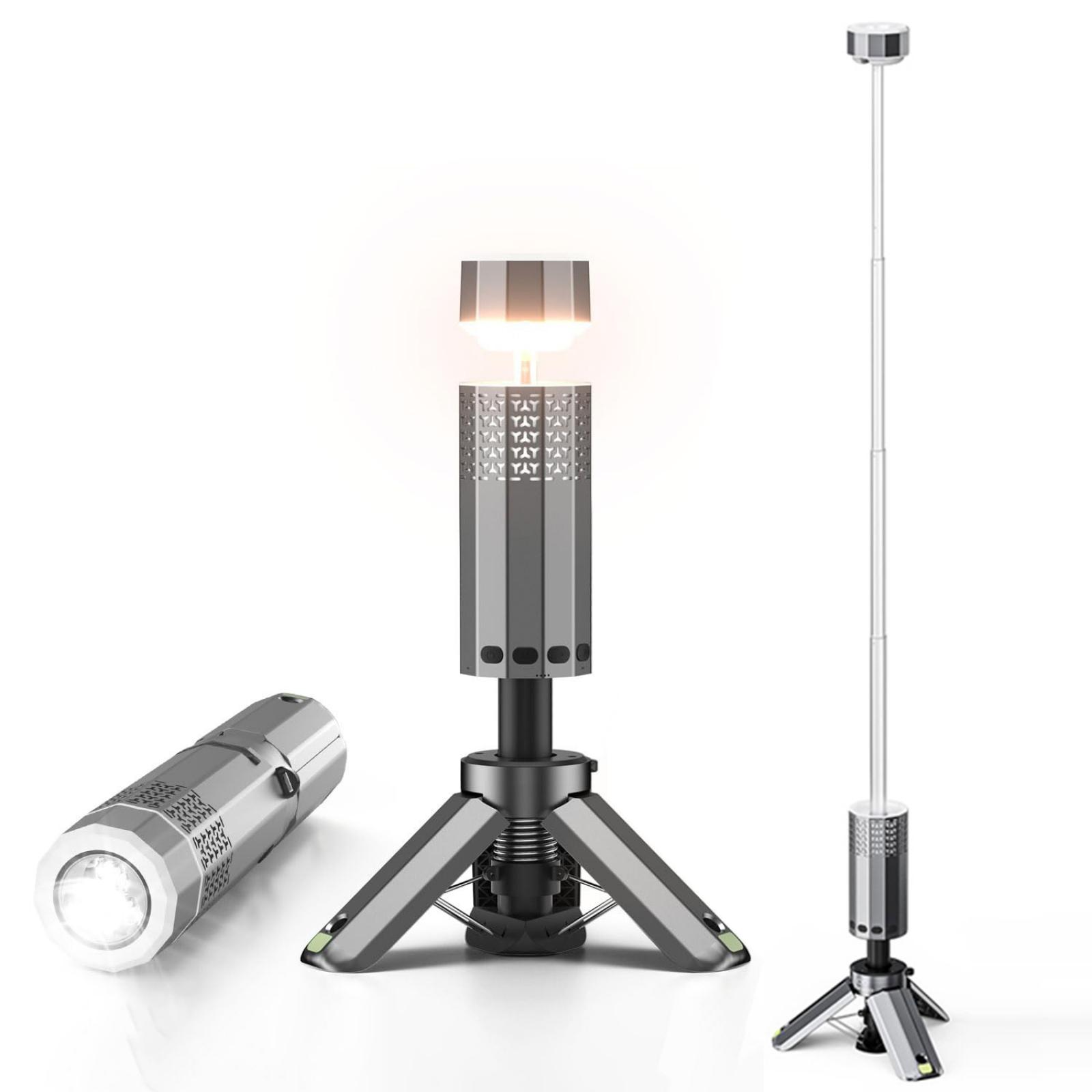 Drei silberne Campinglampen: eine Taschenlampe, eine Lampe auf einem Stativ und eine hohe Lampe.