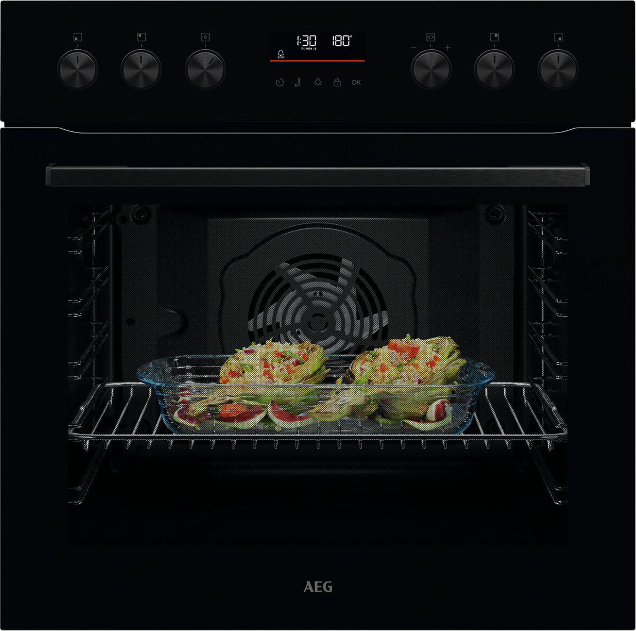 Schwarzer Backofen mit Essen. Knöpfe, Display und Essen in einer Glasschale sind sichtbar. Die Marke AEG steht unten.