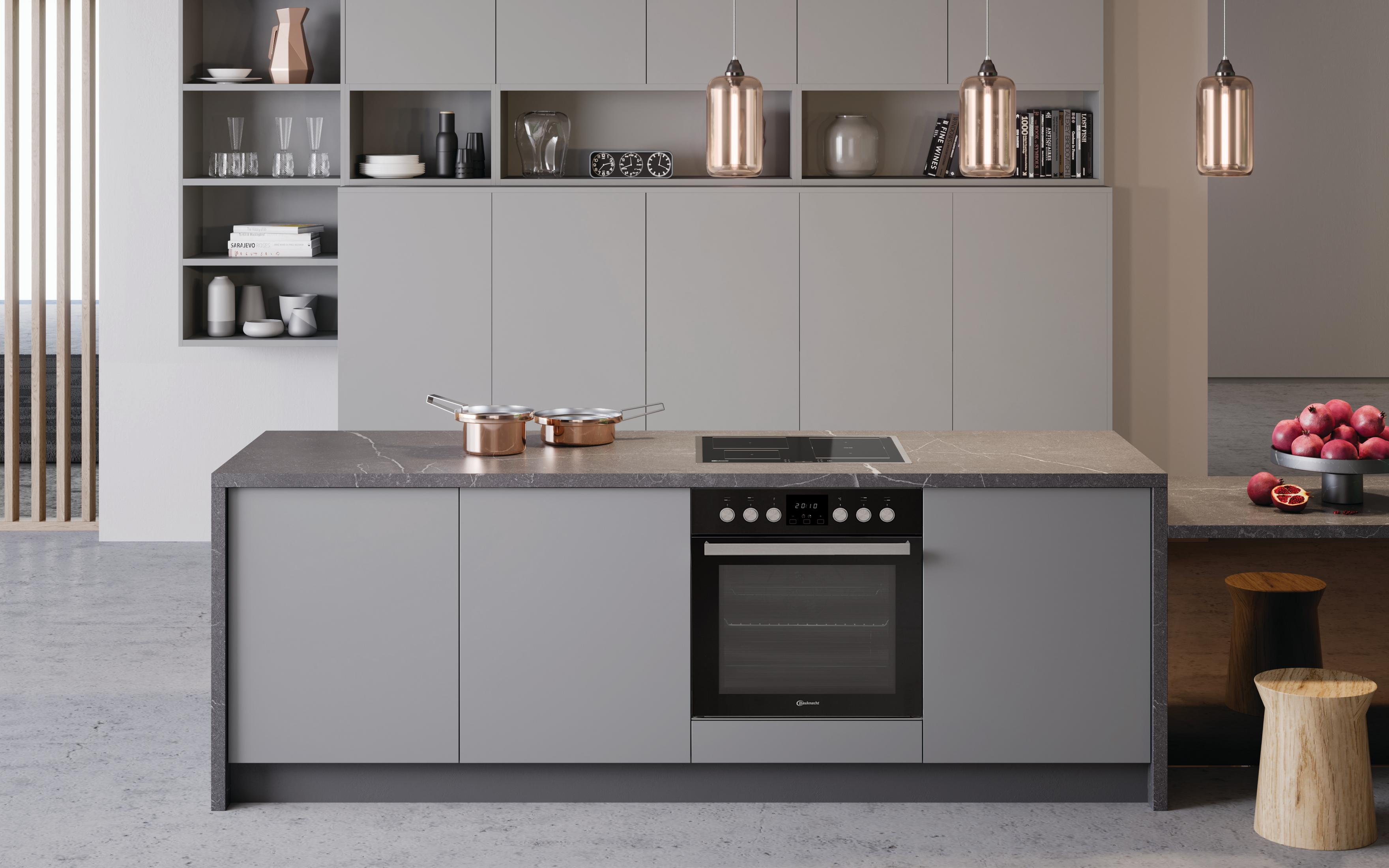 Moderne Küche mit grauen Schränken, Insel mit Backofen und Kupferkesseln, Regalen mit Dekor und Obst.
