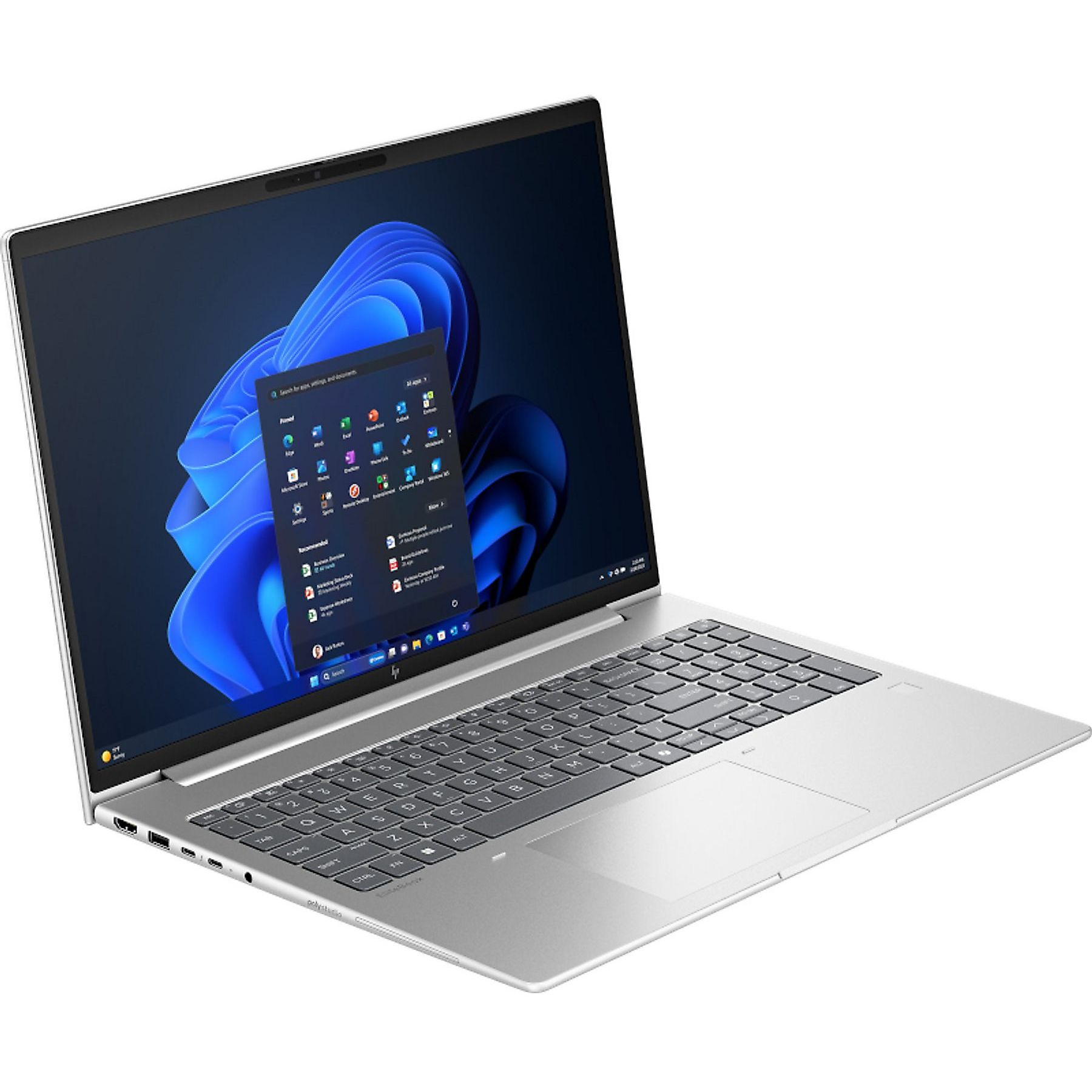 Un laptop argentato è aperto, con un'interfaccia Windows. Lo schermo mostra il menu Start. La tastiera è grigia.