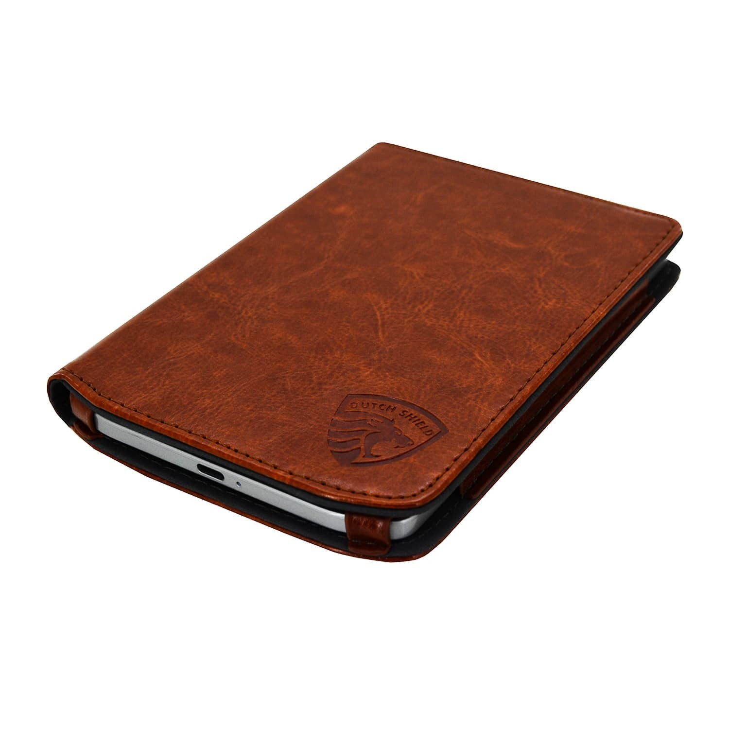 Een bruine leren hoes met een tablet erin. De hoes heeft een logo en stiksels. De tablet is aan de zijkant zichtbaar.