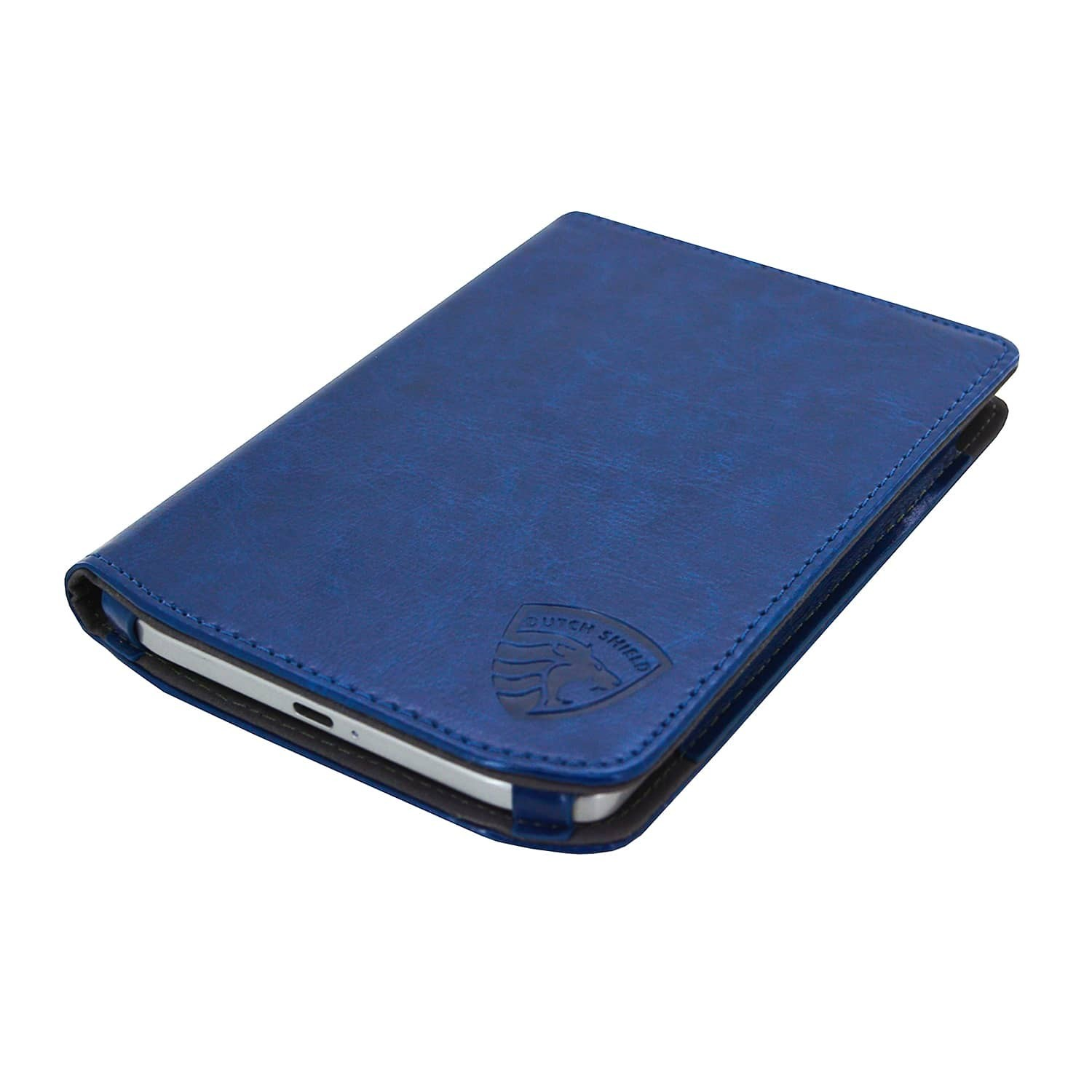 Een blauwe leren hoes met een tablet erin. De hoes heeft een logo met "DUTCH SHIELD".