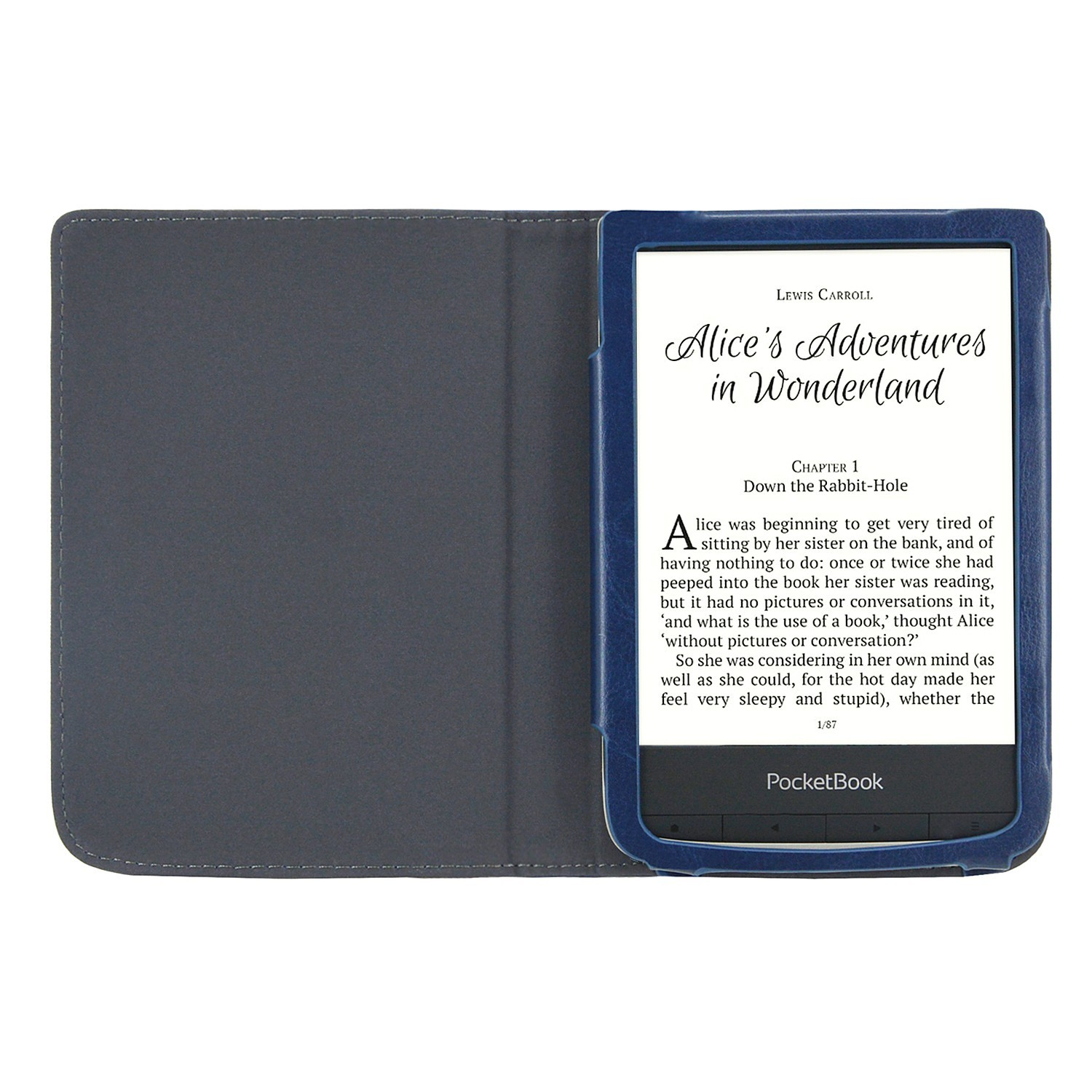 Een e-reader toont 'Alice in Wonderland'. De reader is open, toont tekst en zit in een blauwe hoes.