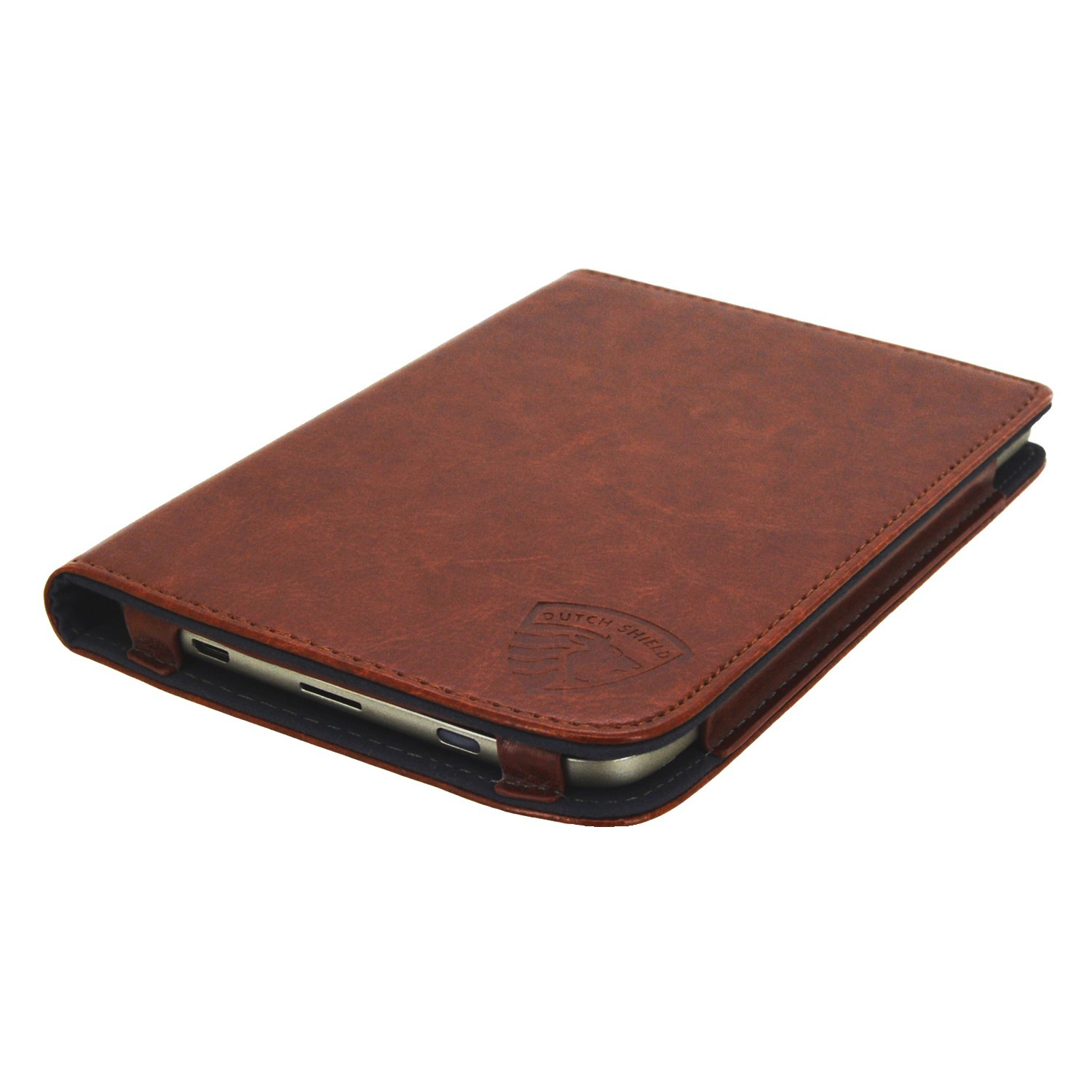 Een bruine leren tablethoes. Er staat "Dutch Shield" op. De hoes is open en een tablet is zichtbaar.