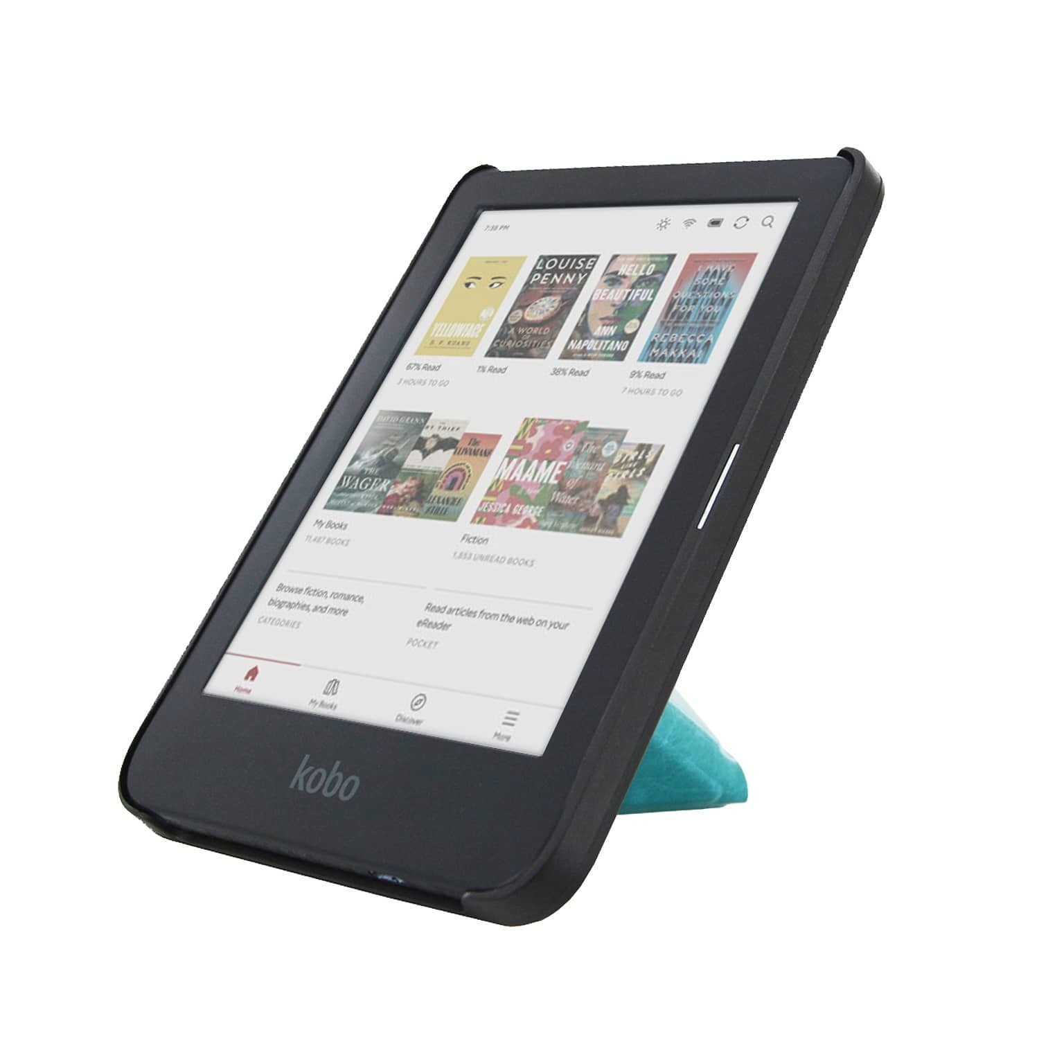 Een zwarte Kobo e-reader met boekomslagen, ondersteund door een blauwe standaard, geïsoleerd op wit.