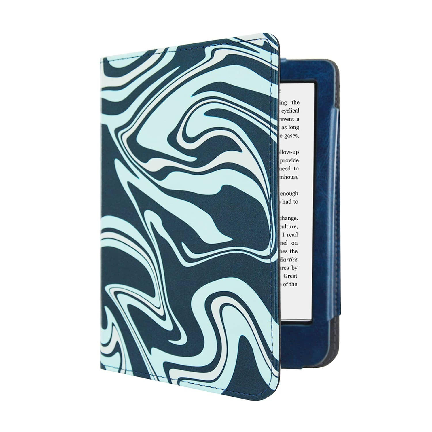 Een e-reader in een blauw-witte patroonhoes is open, met tekst op het scherm. De achtergrond is wit.