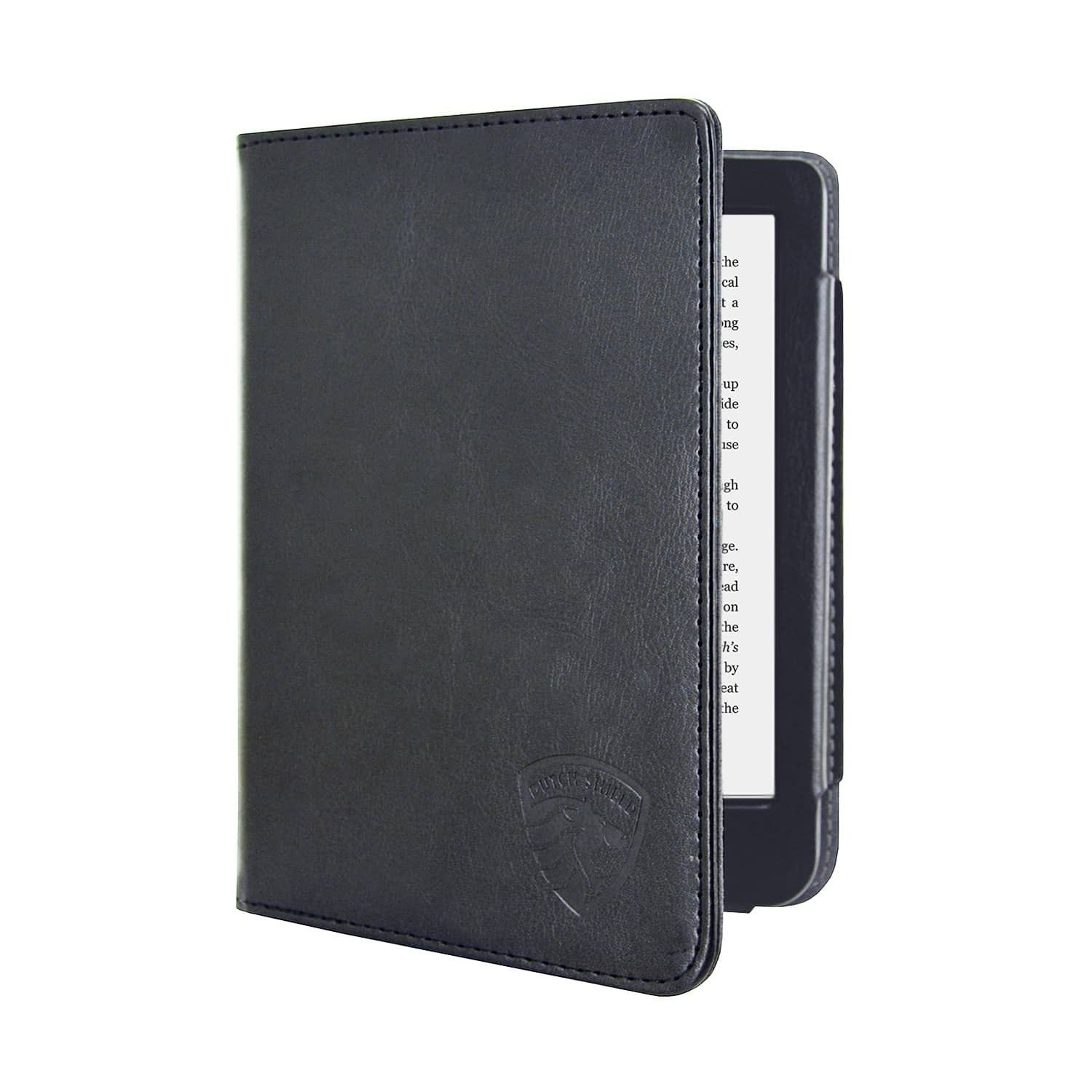 Zwarte e-reader in een zwarte leren hoes. Het scherm van de e-reader toont tekst. De hoes heeft een logo en staat op een witte achtergrond.