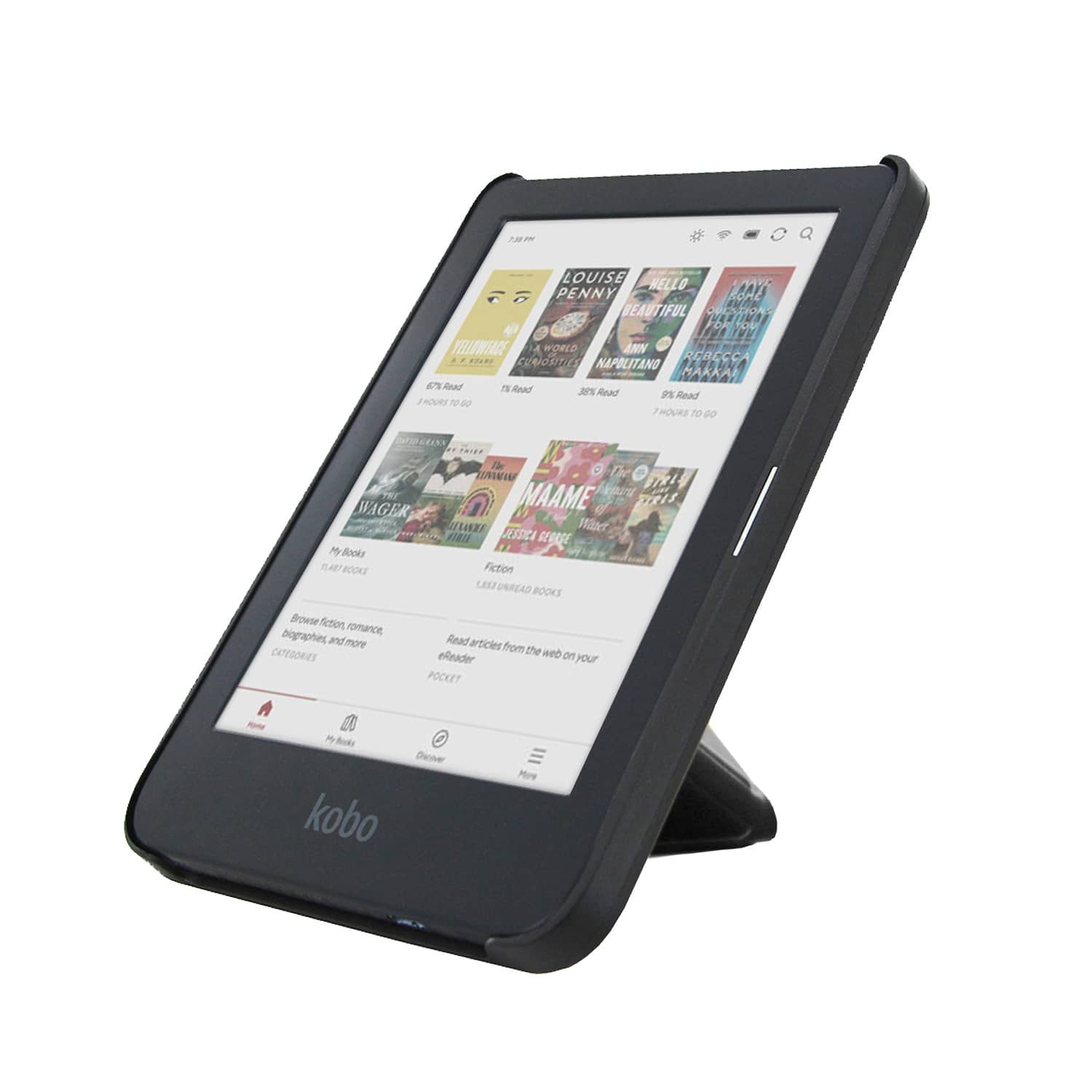 Een zwarte Kobo e-reader staat omhoog. Het scherm toont boekomslagen. Het apparaat staat op een standaard tegen een witte achtergrond.