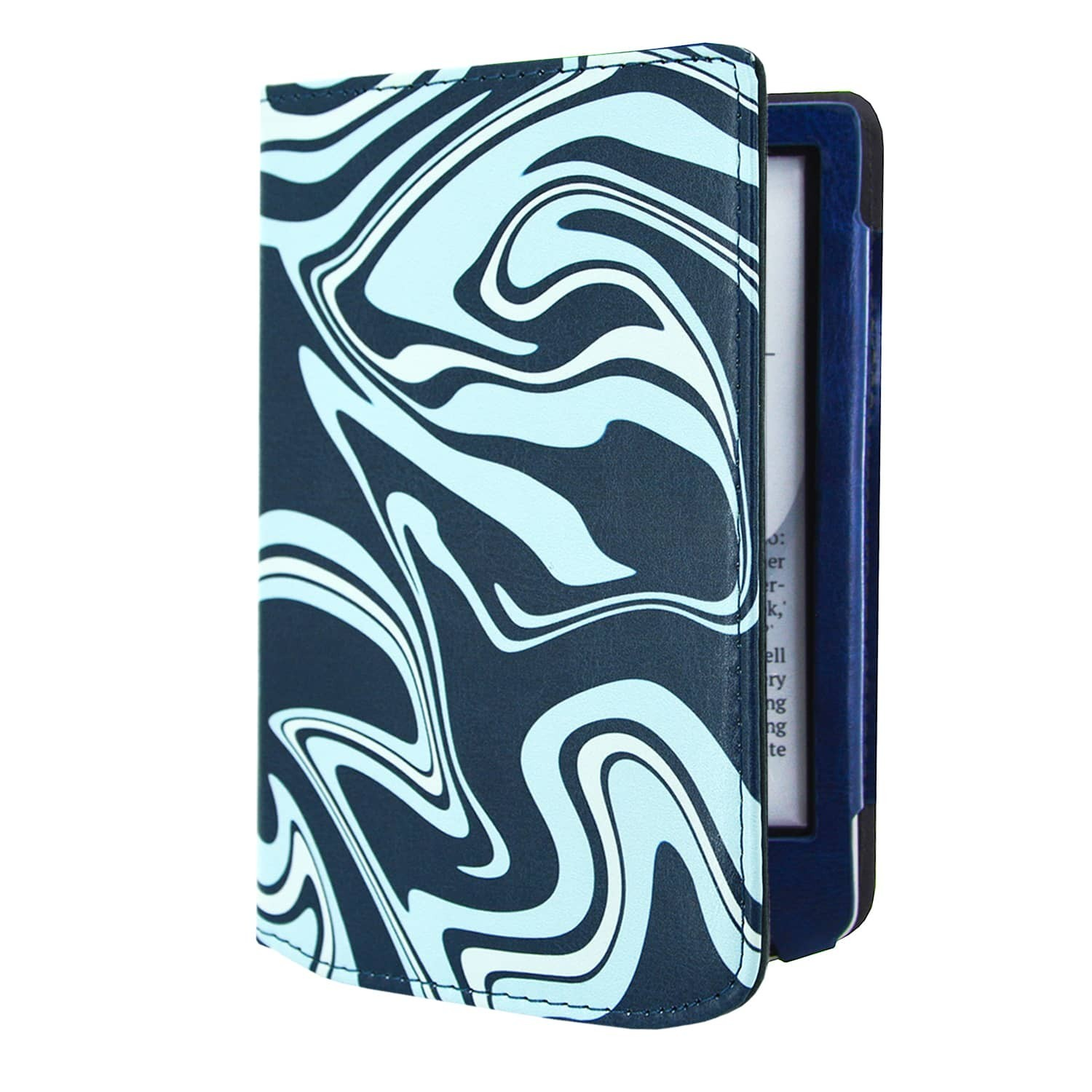 Een e-reader in een blauw-wit patroonhoesje. De hoes is open en toont het scherm. Witte achtergrond.