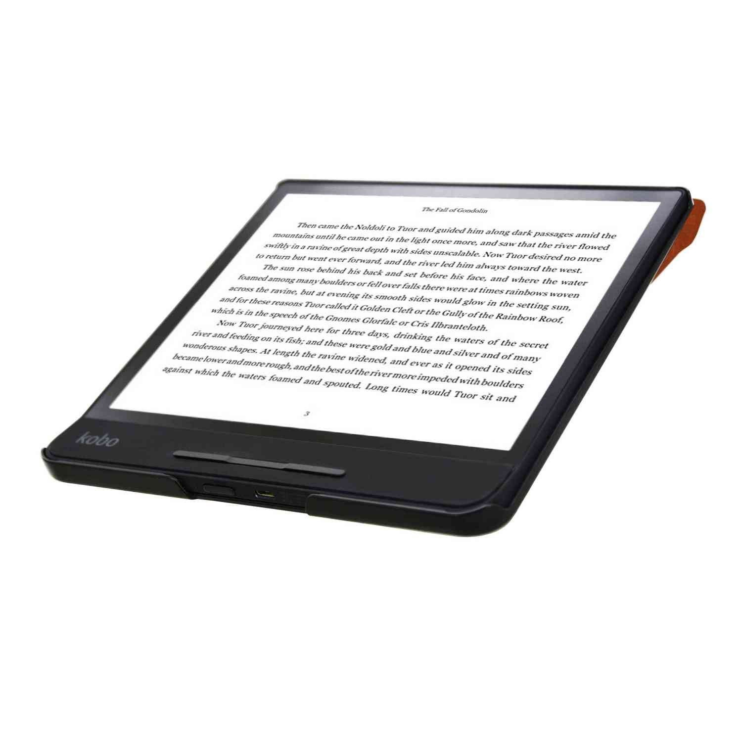 Een e-reader toont tekst. De reader is zwart met een oranje hoes, op een wit oppervlak.