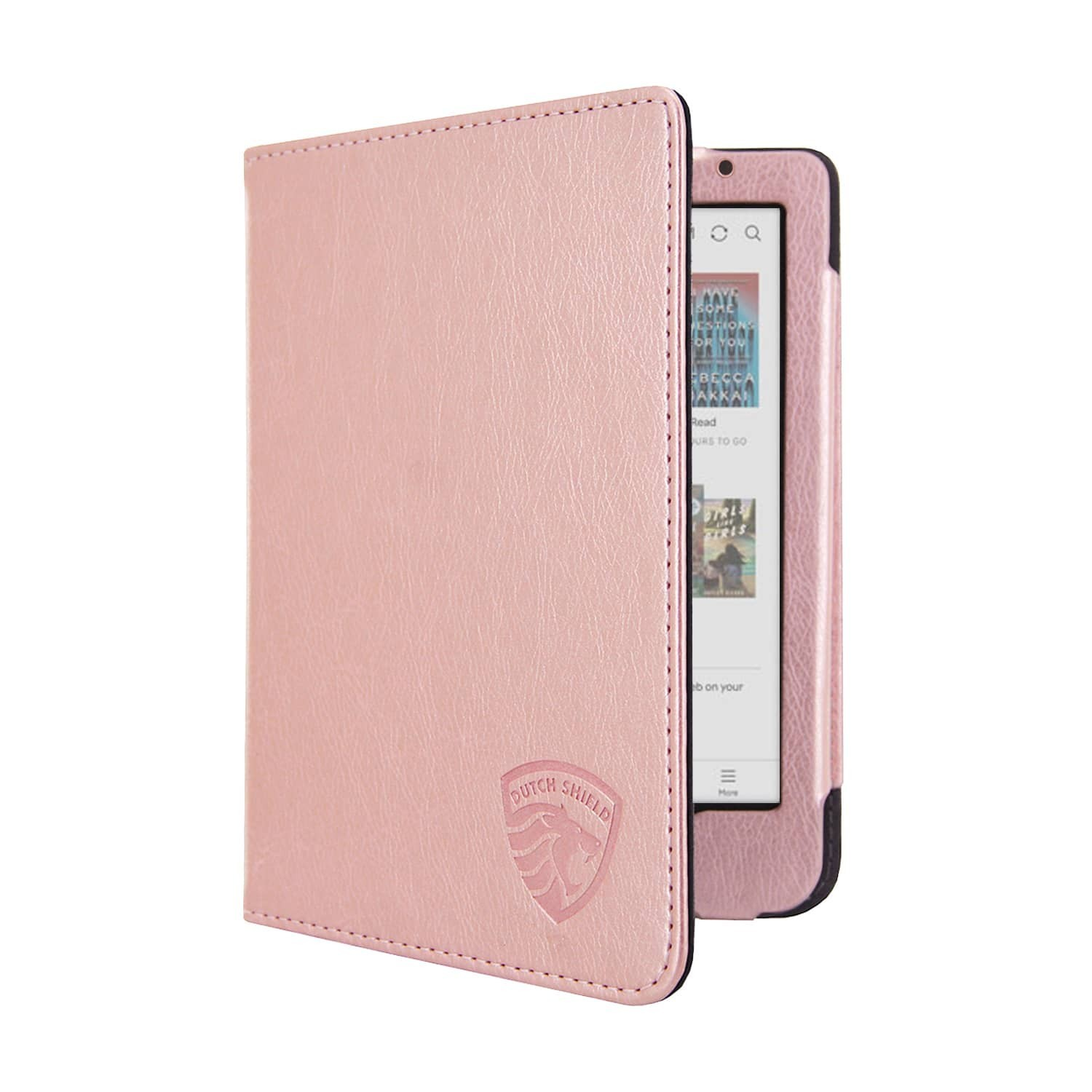 Een roze e-reader in een roze hoes is een beetje open. De hoes heeft een logo en de e-reader toont boekomslagen. Witte achtergrond.