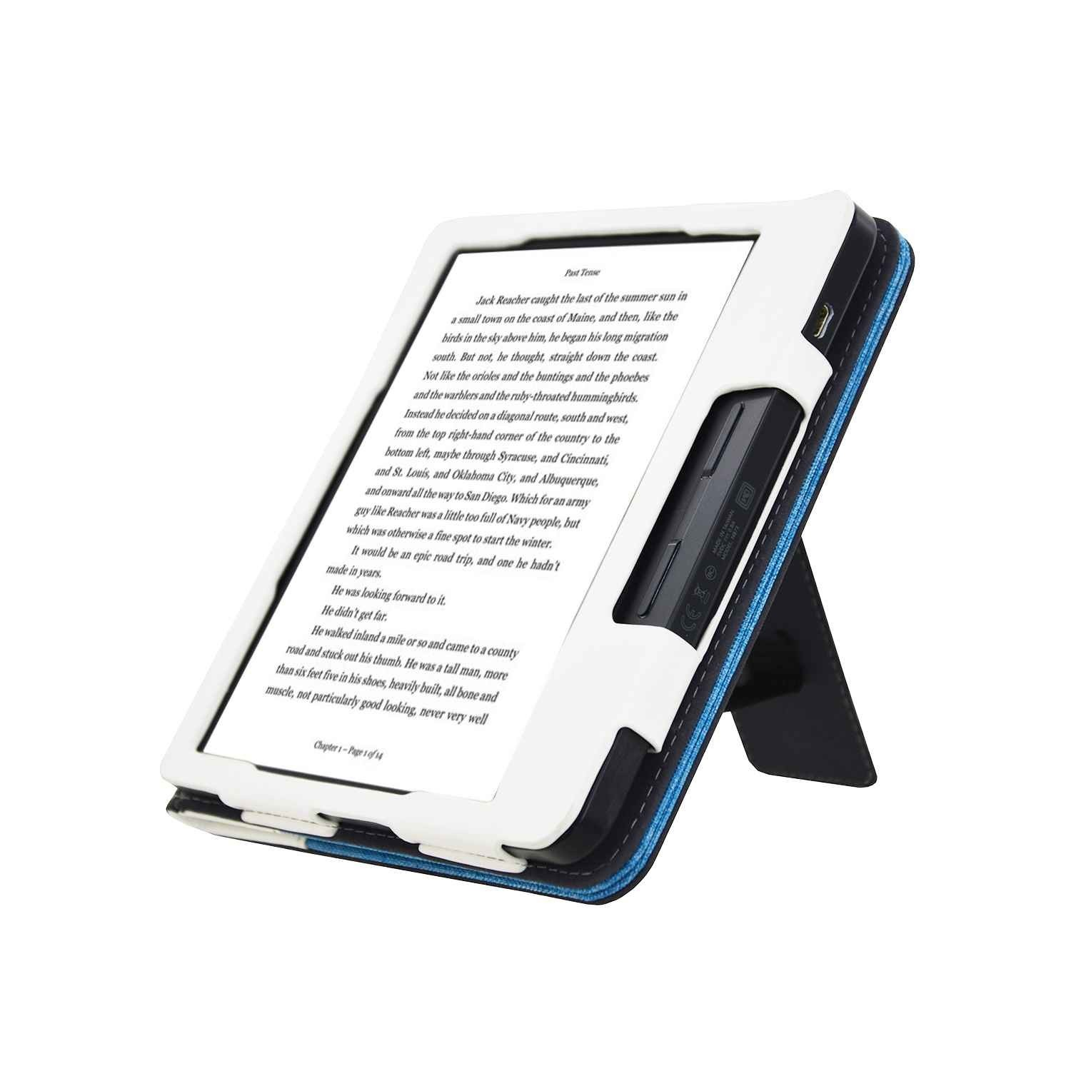 Een e-reader, geopend op een tekstpagina, is omhoog geklapt. Het apparaat zit in een wit frame, op een blauwzwarte hoes.
