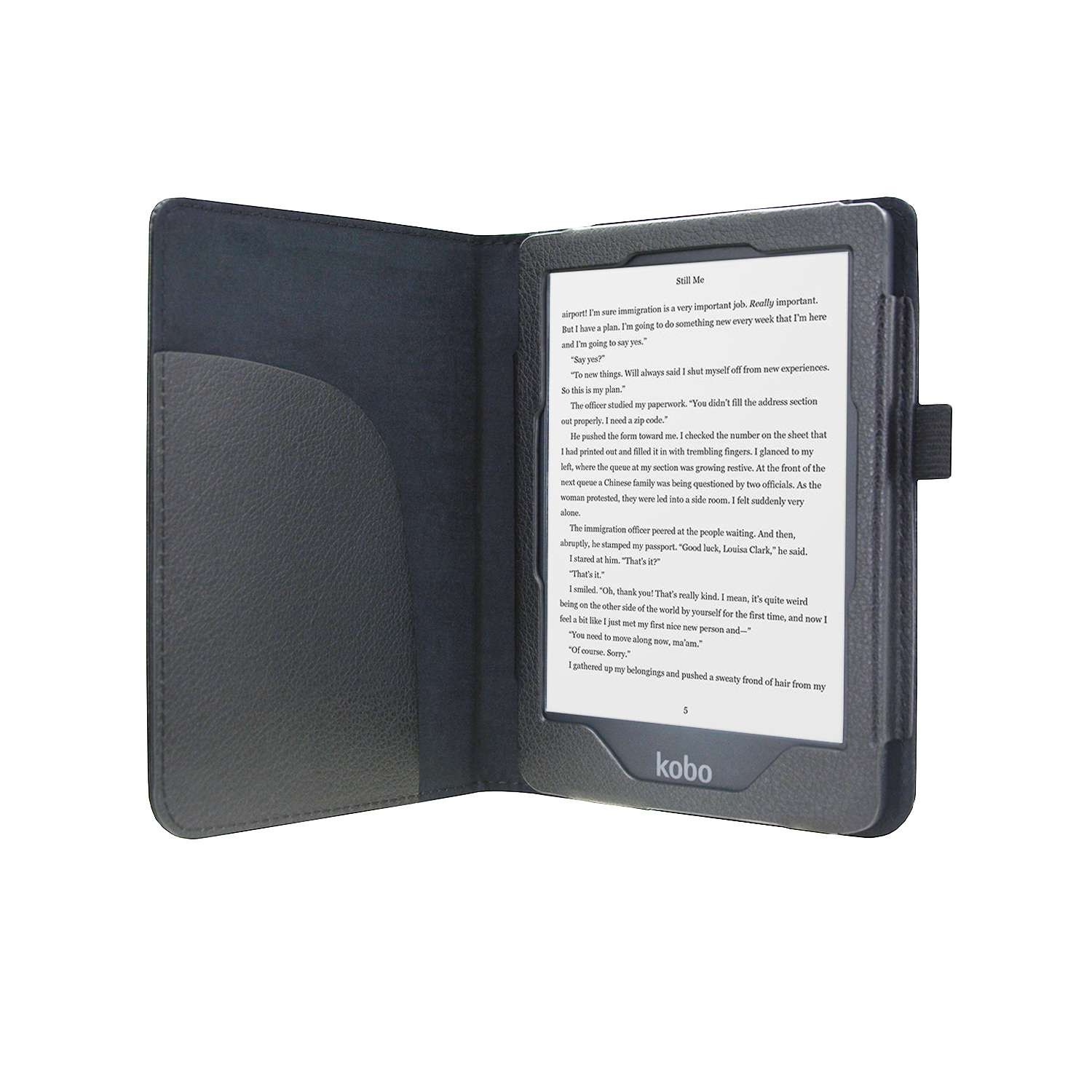 Een open Kobo e-reader in een zwarte hoes geeft tekst weer. De hoes is open op een wit oppervlak.