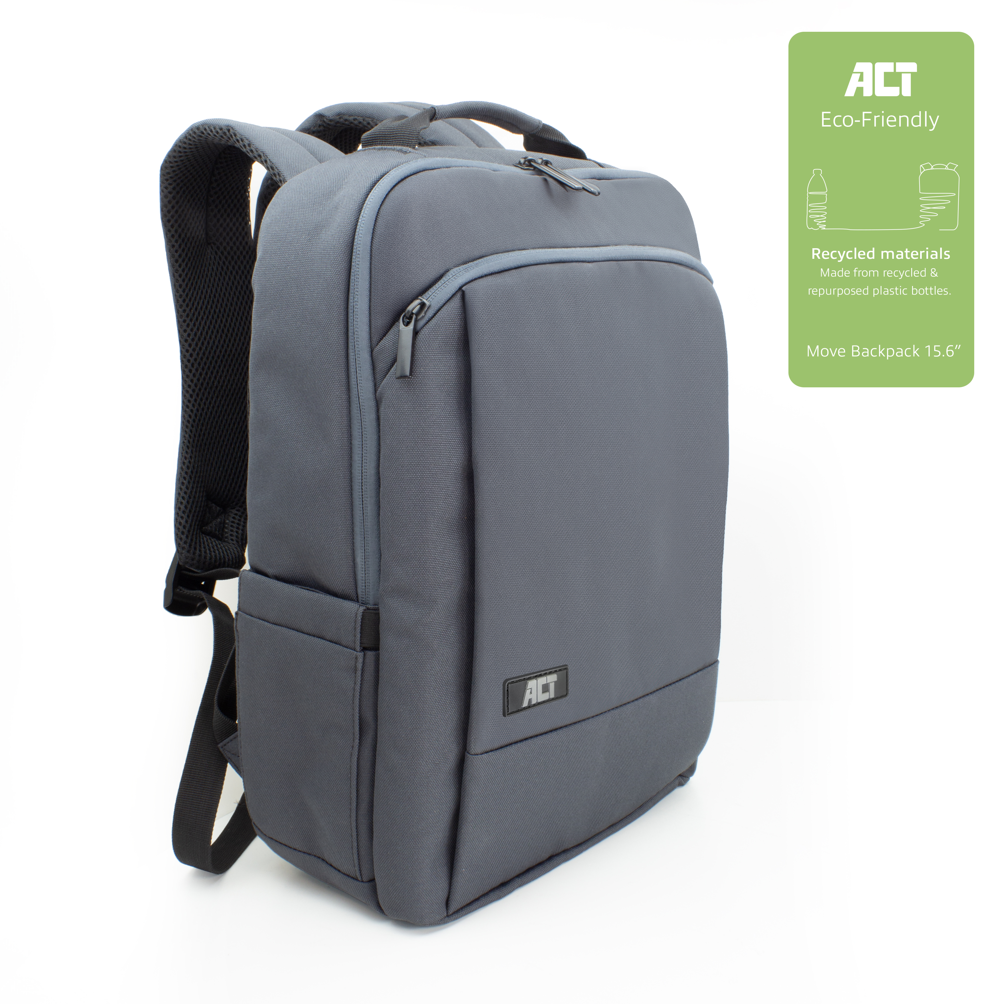 Een grijze rugzak met een zwart handvat en banden, op een witte achtergrond. Het is gelabeld 'ACT Eco-Friendly' en gemaakt van gerecyclede materialen.