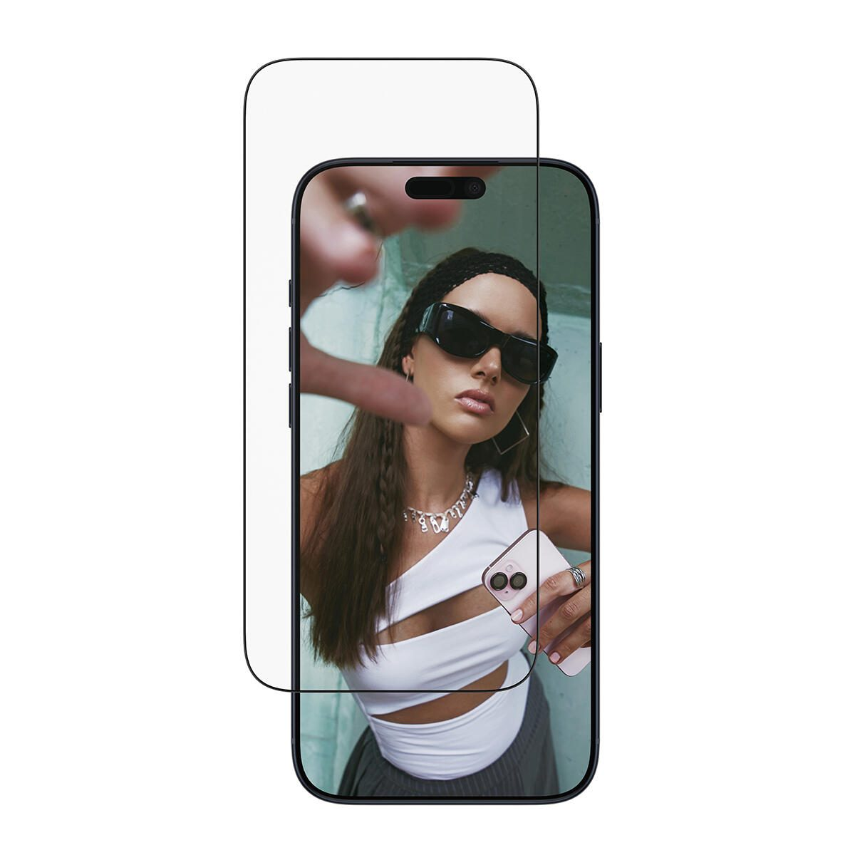 Güneş gözlüklü bir kadın pembe bir telefon tutuyor. Beyaz bir üst ve gümüş takılar takıyor. Telefonun üzerinde bir ekran koruyucu var.