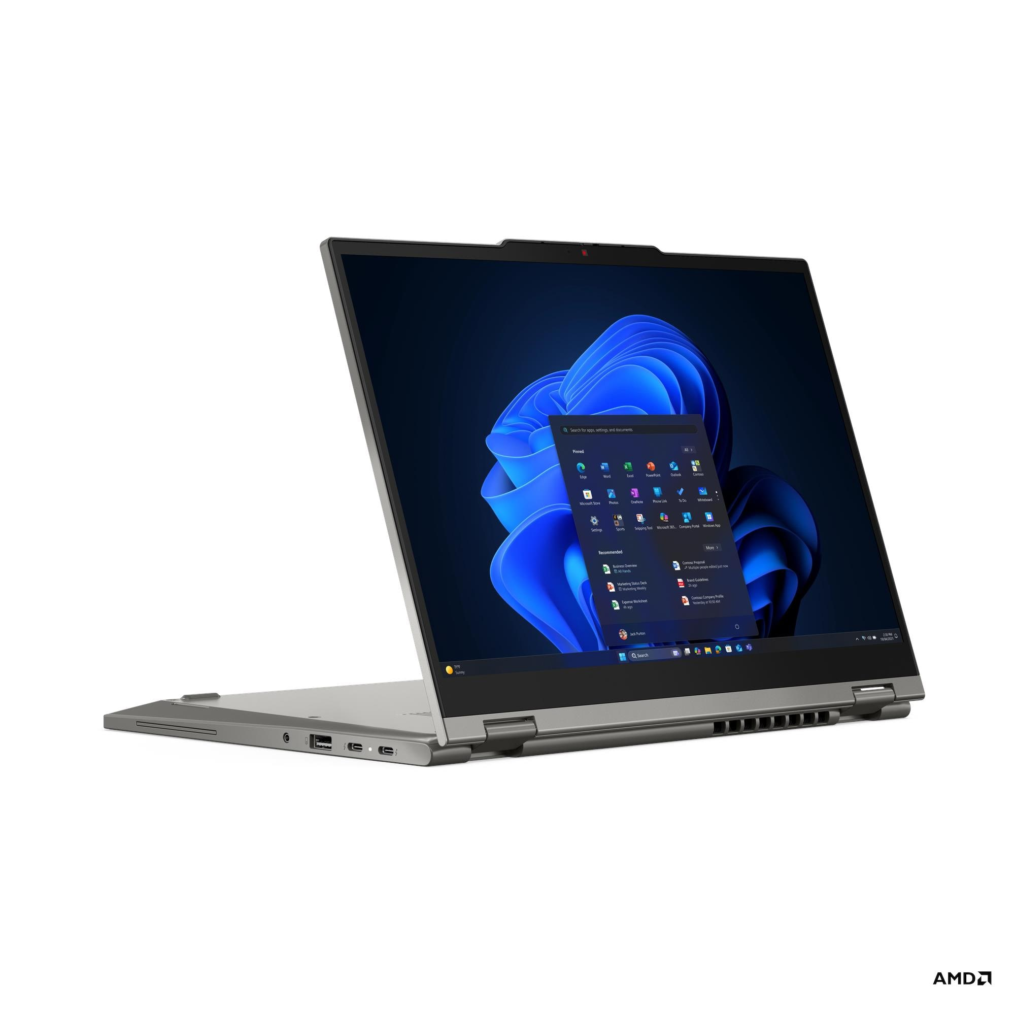 Laptop con schermo che mostra l'interfaccia di Windows, sfondo blu e icone delle app. È aperto, angolato. Logo AMD visibile.