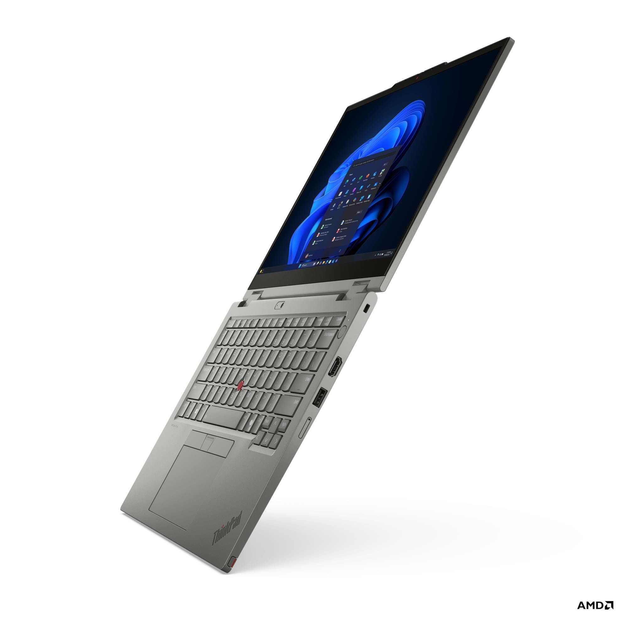 Un laptop ThinkPad grigio è aperto, che mostra un'interfaccia Windows 11. Sono visibili tastiera e touchpad.