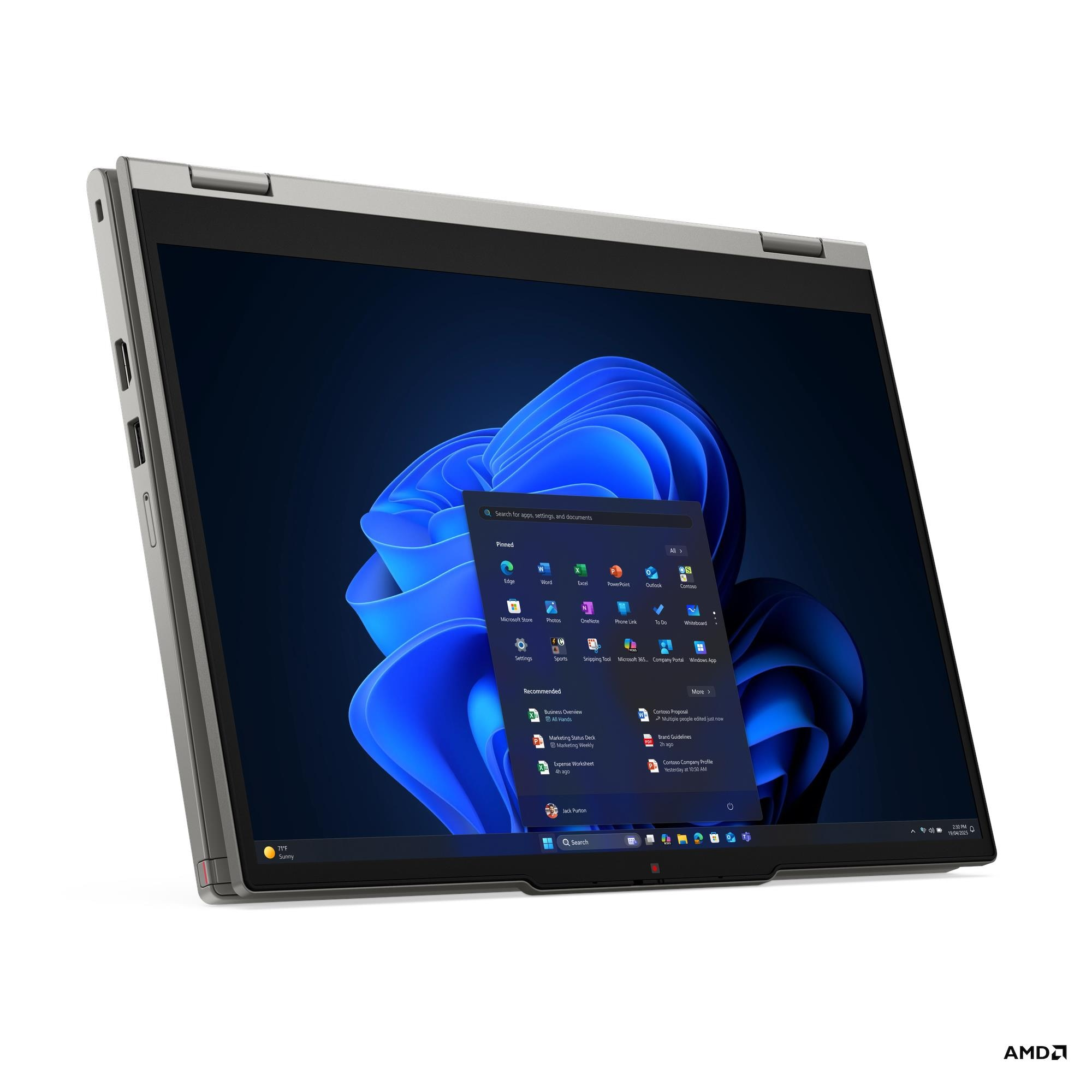 Un laptop con Windows 11 aperto, che mostra il menu Start e le icone delle app. Lo schermo è angolato. Logo AMD in basso a destra.