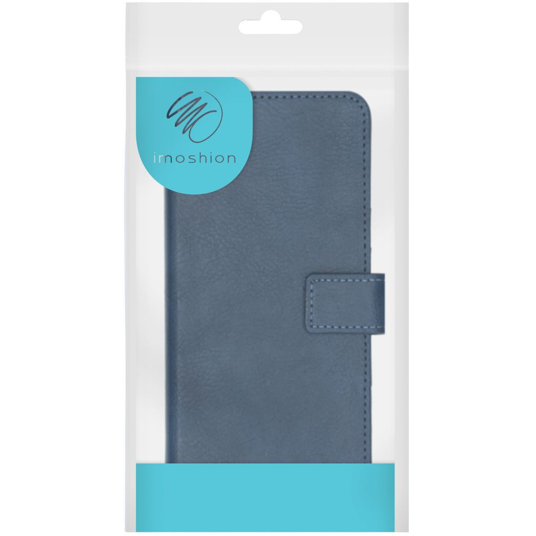 Een blauwe telefoonhoes met magnetische sluiting, verpakt in doorzichtig plastic. Het merklogo 'imoshion' is zichtbaar.