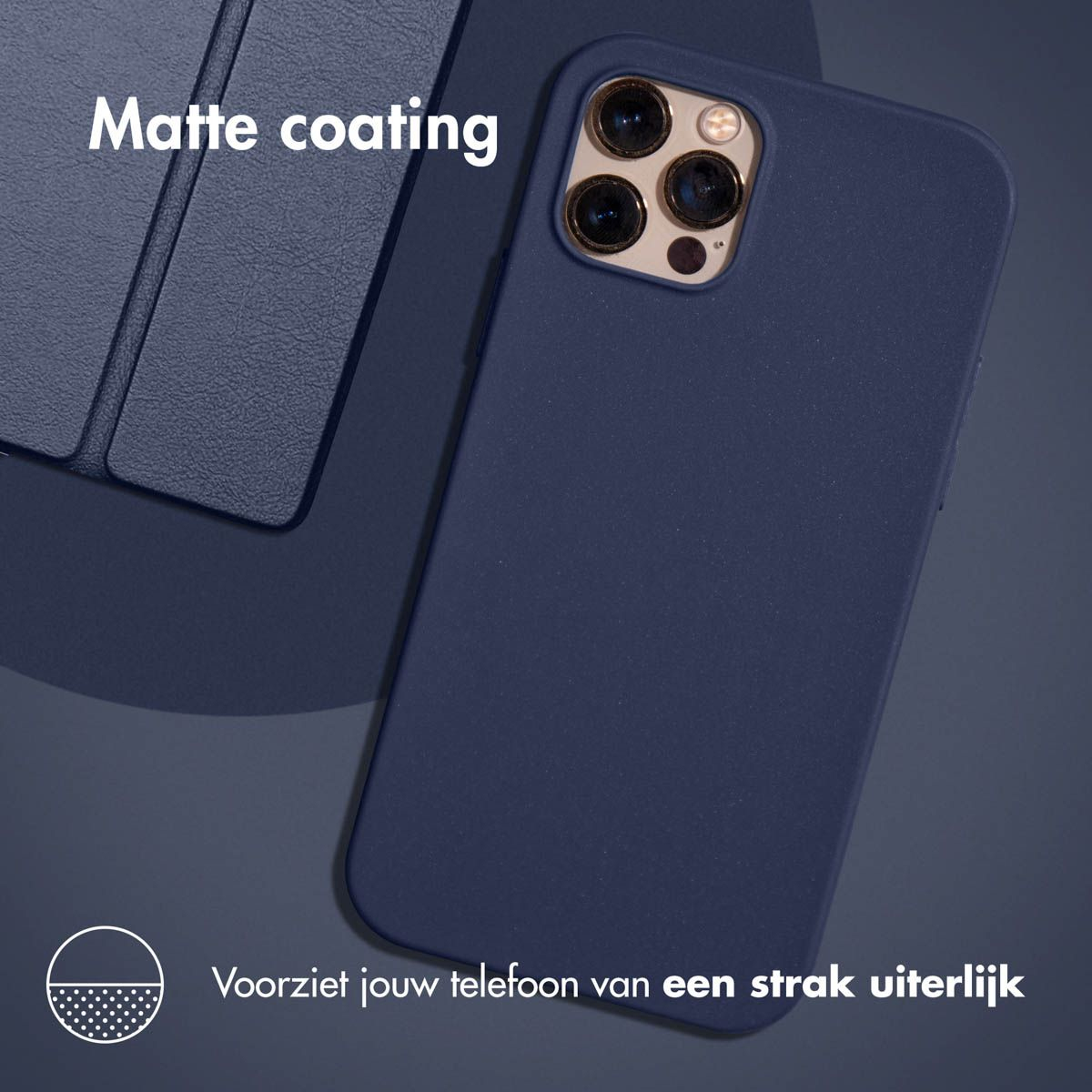 Een marineblauwe telefoonhoes ligt op een donker oppervlak. De tekst 'Matte coating' staat bovenaan. De hoes is naar rechts gekanteld.