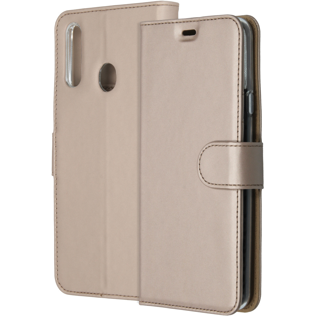 Een beige telefoonhoesje is open en onthult de rand van de telefoon. Het heeft een magnetische sluiting. De hoes is van glanzend materiaal.