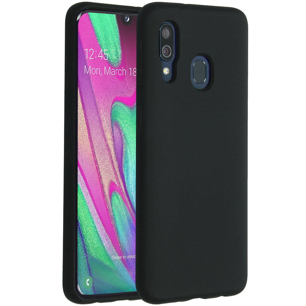 Un téléphone noir dans un étui noir est affiché. L'écran affiche un écran de verrouillage avec l'heure et la date. Le fond est blanc.