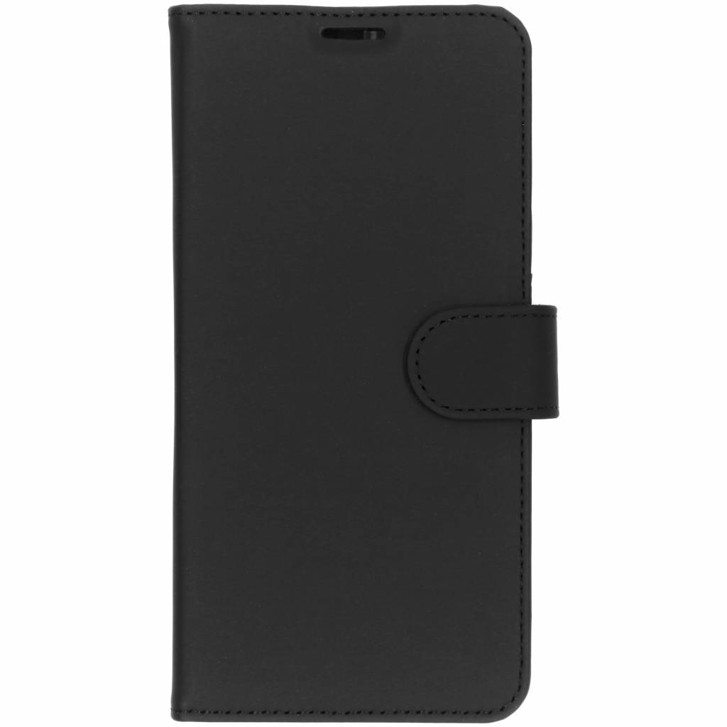 Un étui de téléphone noir fermé. Il possède un fermoir magnétique sur le côté. L'étui est rectangulaire et en cuir.