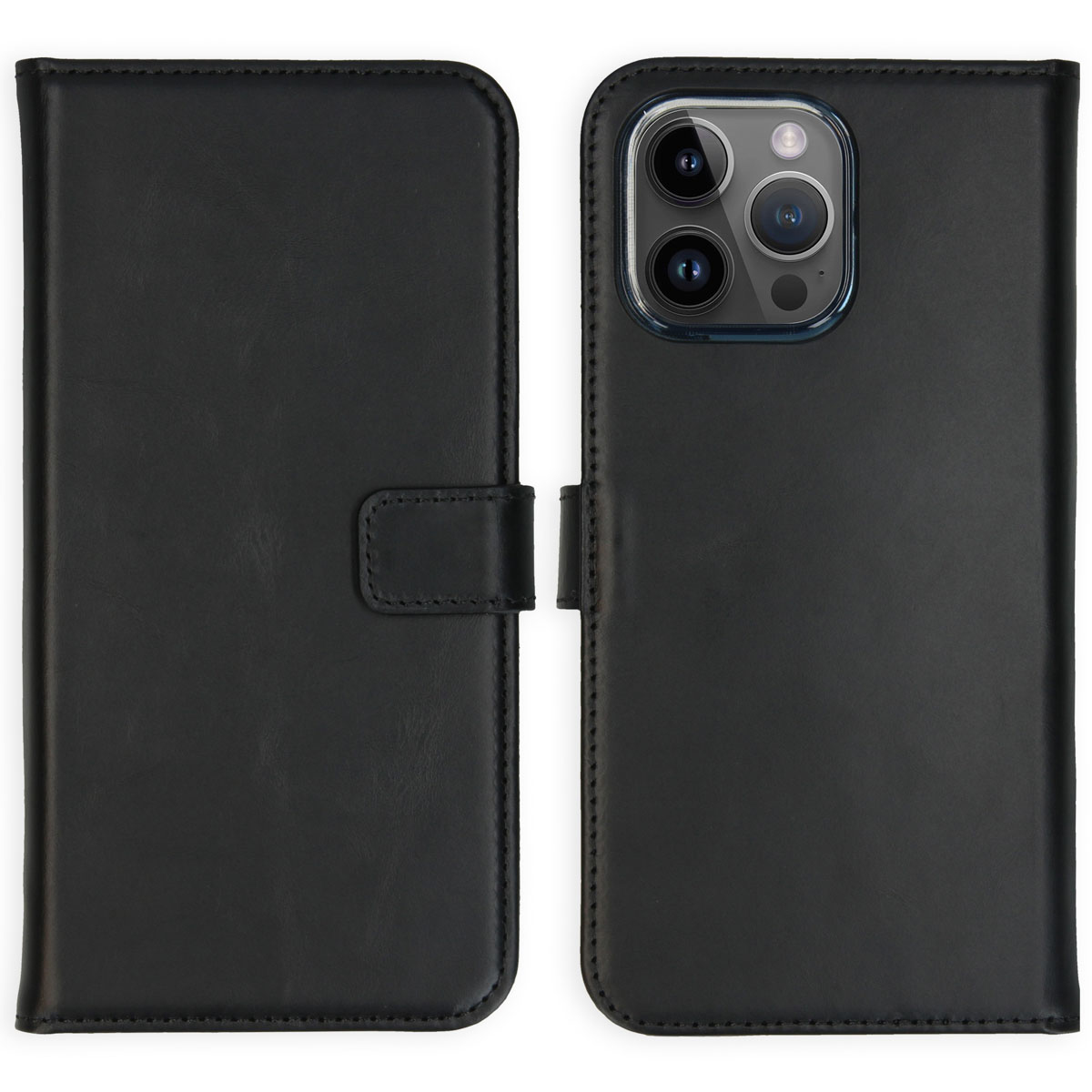 Un étui de téléphone en cuir noir, ouvert. Le côté gauche est fermé par une sangle. Le côté droit a le téléphone avec trois caméras.