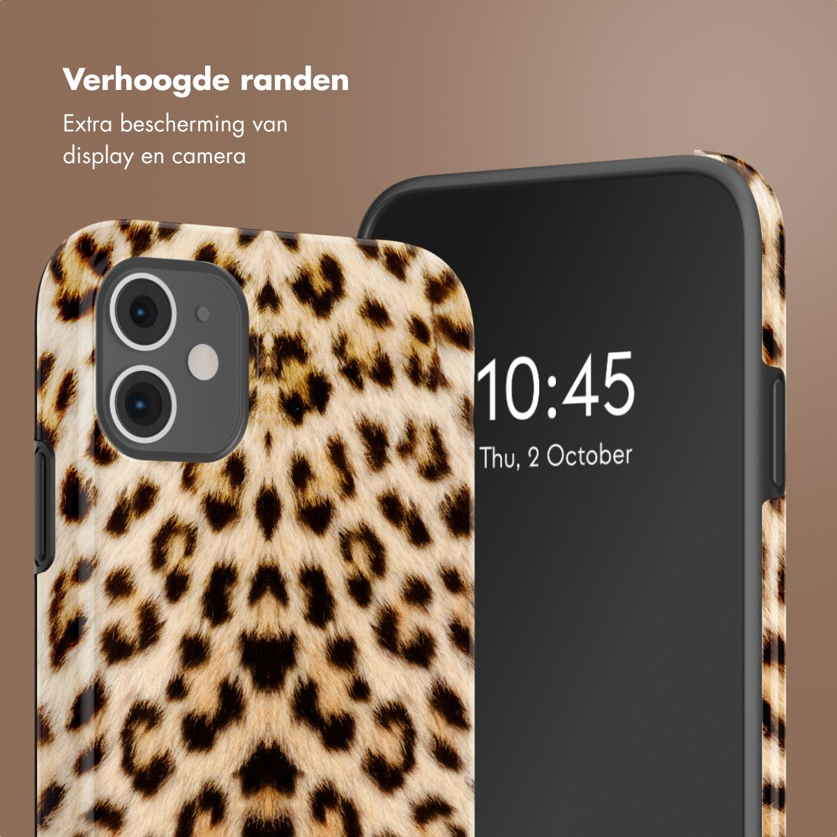 Deux coques de téléphone. Une avec un imprimé léopard, l'autre noire. Un écran affiche 10:45 et la date.