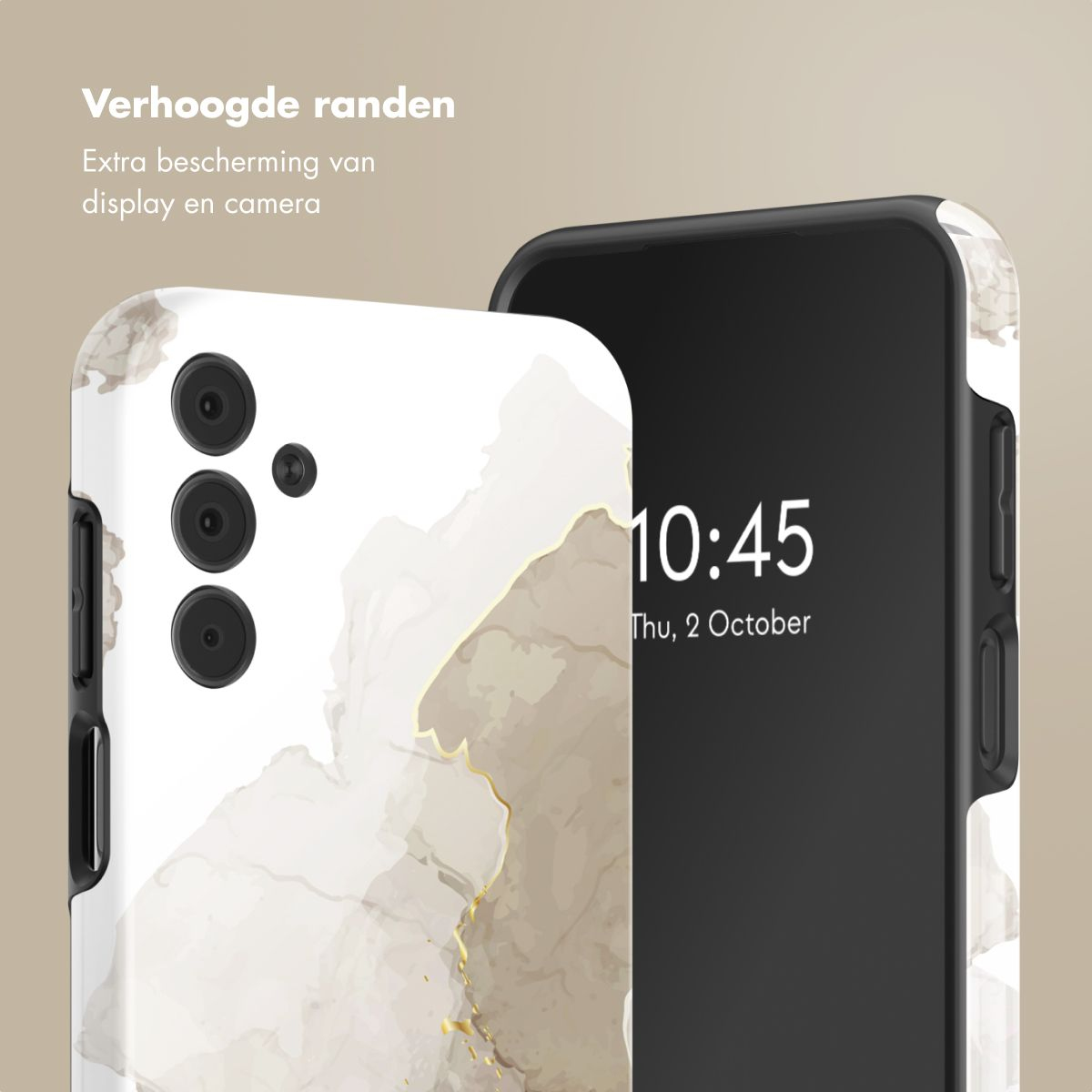 Twee smartphones met beschermhoesjes. Eén toont de achterkant met camera, de andere het scherm met tijd en datum.